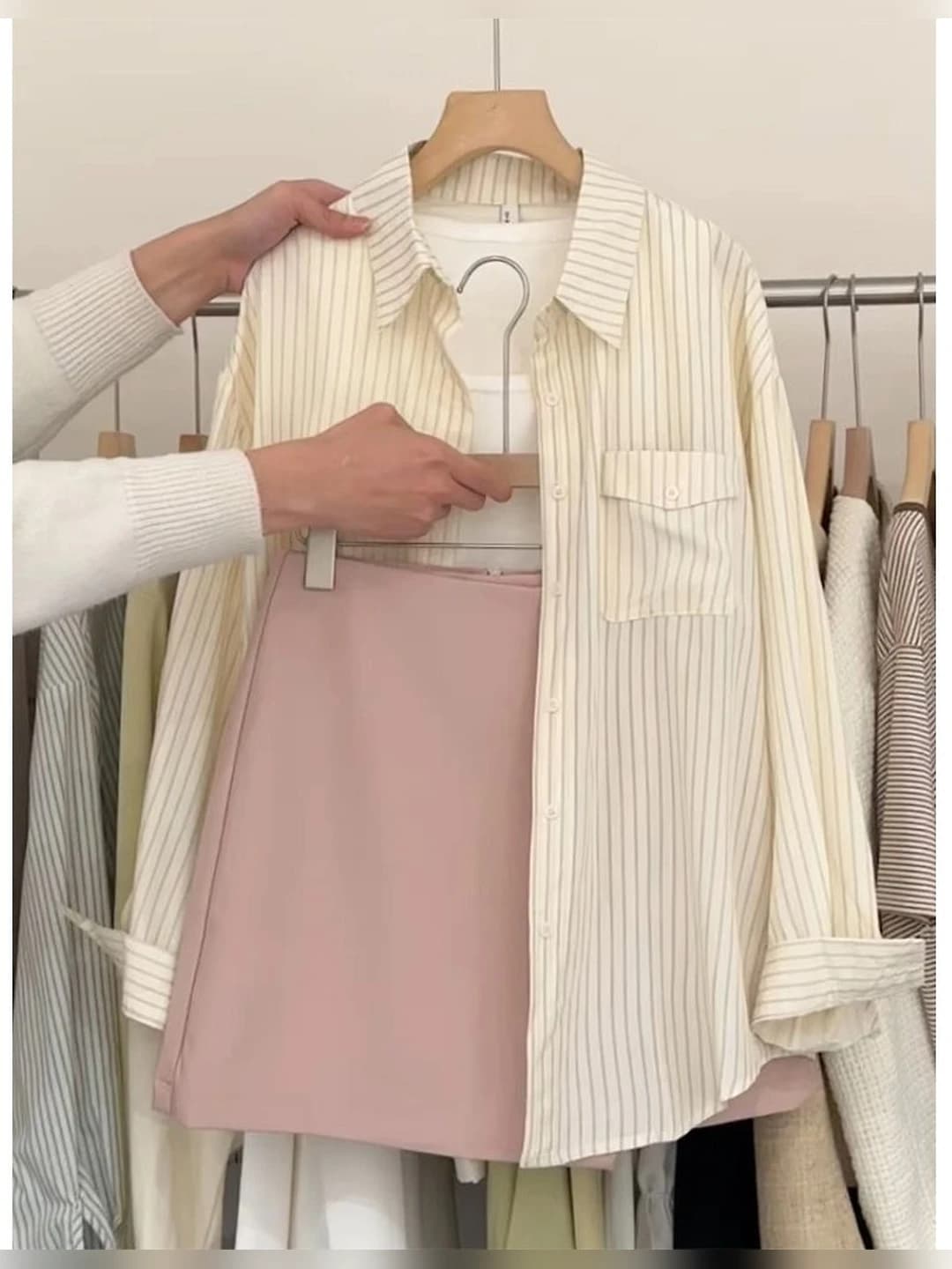 Ayollar uchun chiziqli uzun yengli ko'ylak-shirt, qaytarma yoqa, bo'sh (oversize) kesim, polyester mato, dazmol talab qilmaydi, koreys uslubi