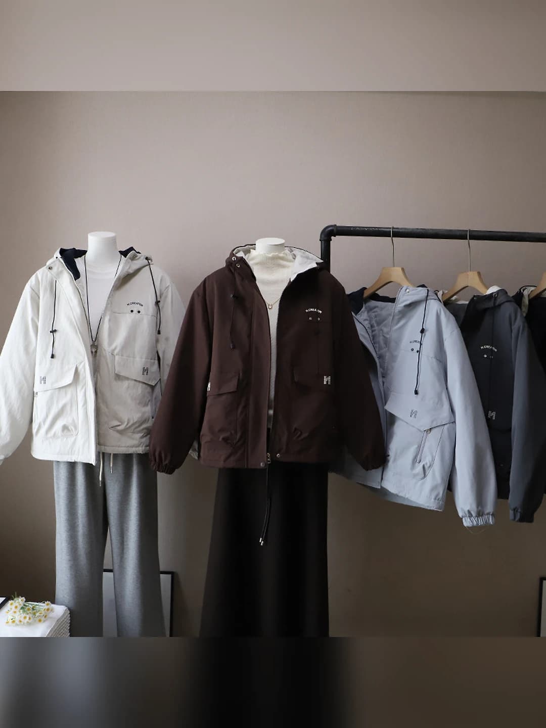 Ayollar uchun kuz-qish koreys uslubida issiq saqlaydigan kundalik paxta-astarli kurtka, bo'sh (oversize) kesim, uzun yeng, fermuar, nozik ko'rsatadigan