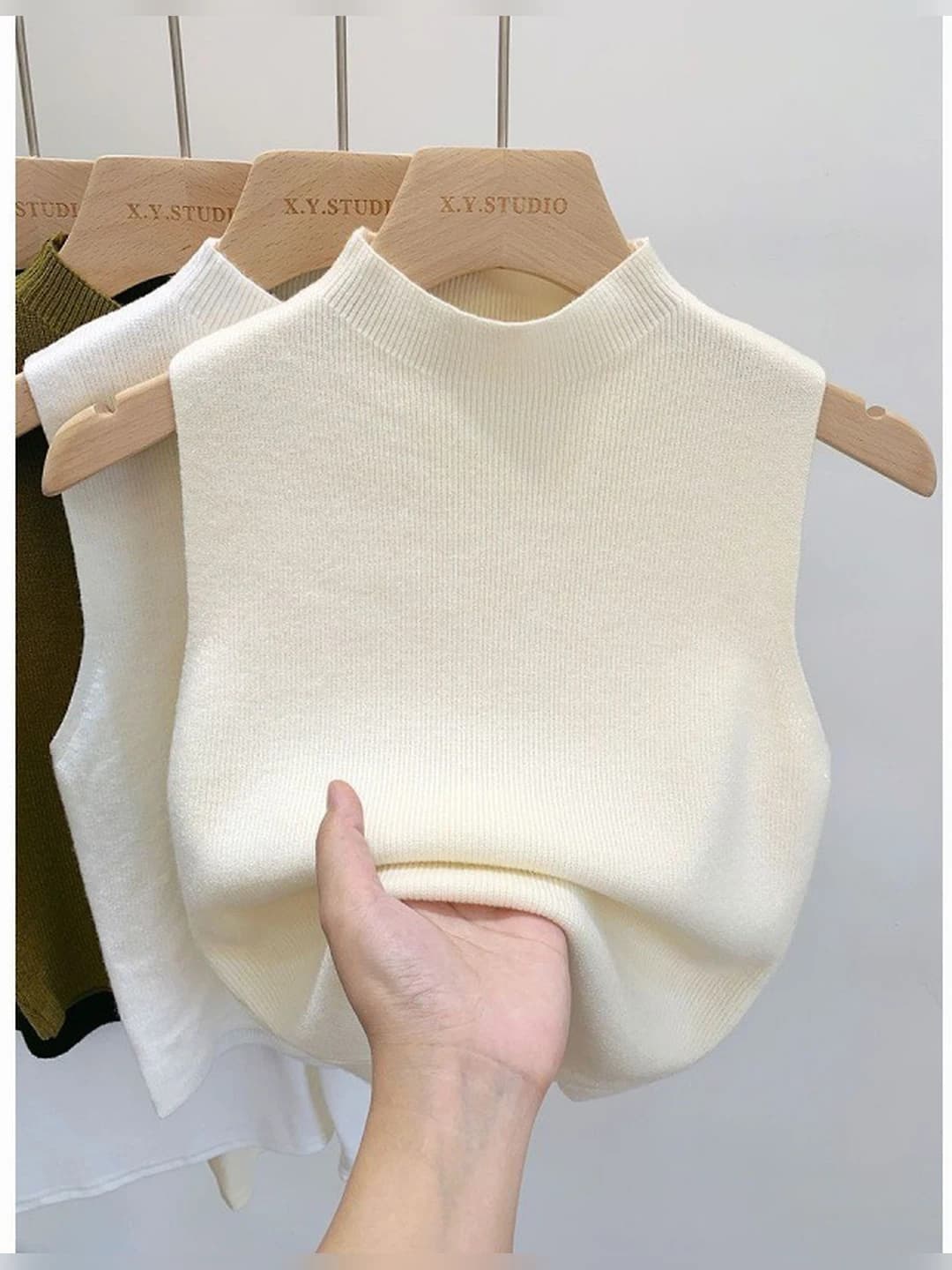 Женский вязаный топ, воротник-полустойка, однотонный, короткий, круглый вырез, без рукавов