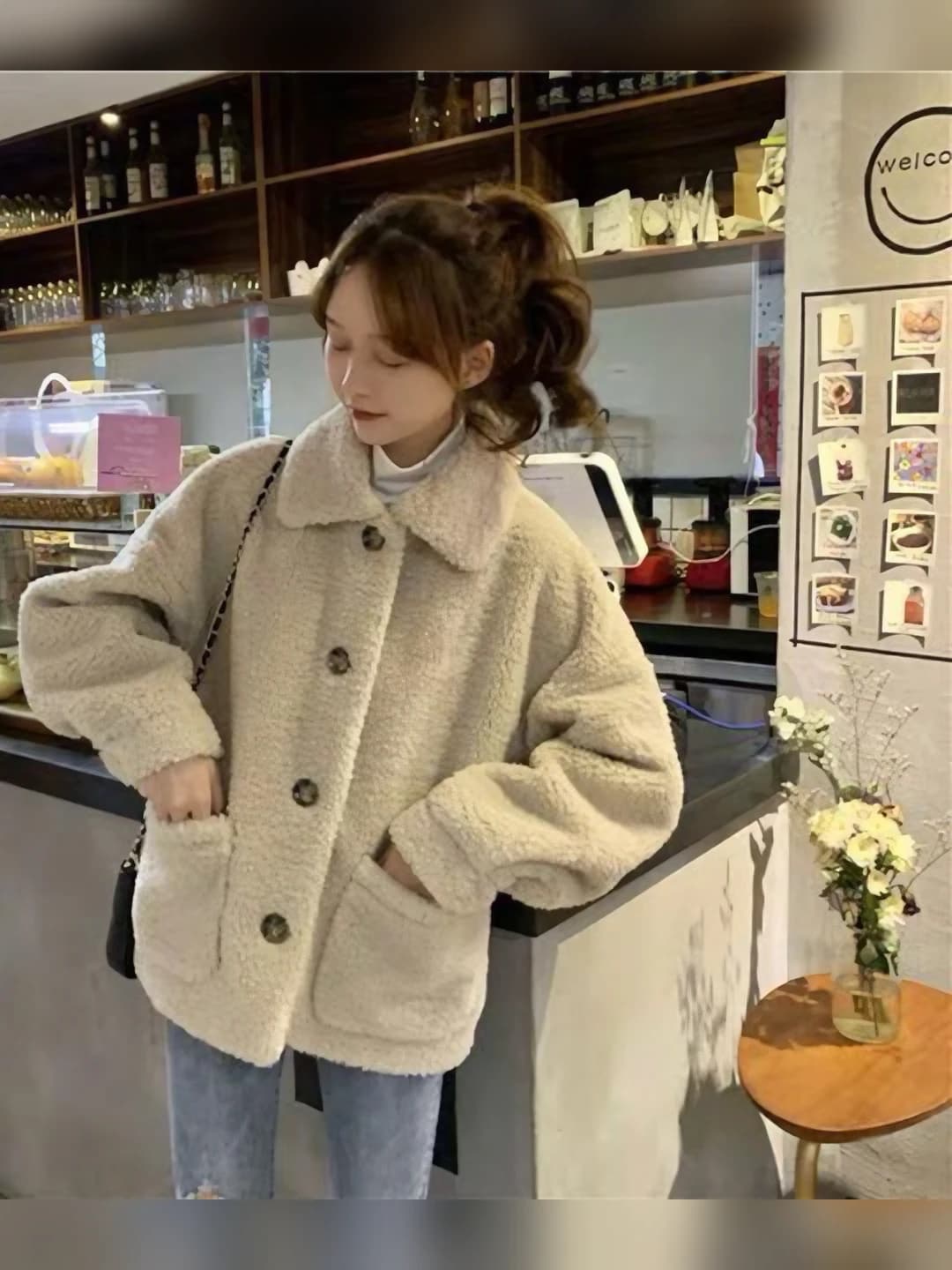 Ayollar uchun kuz-qish fasli uchun qalinlashtirilgan, issiq saqlaydigan, bo'sh (oversize) kesimda, bir rangli, qaytarma yoqali, uzun yengli, retro uslubdagi, koreys uslubidagi, faux shearling (qo'zi pashmini) kurtka