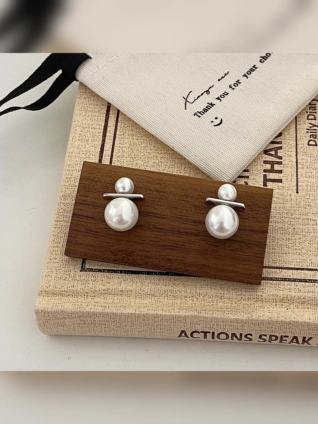 Silver mixed-size pearl studs