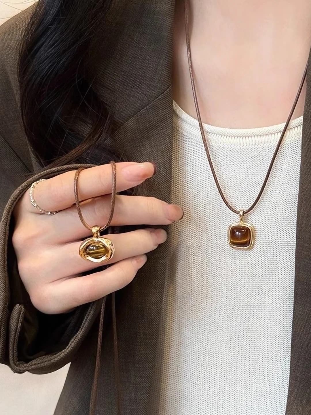 Women's long sweater chain necklace with tiger's eye leather cord for autumn-winter, minimalist and fashionable clavicle chain