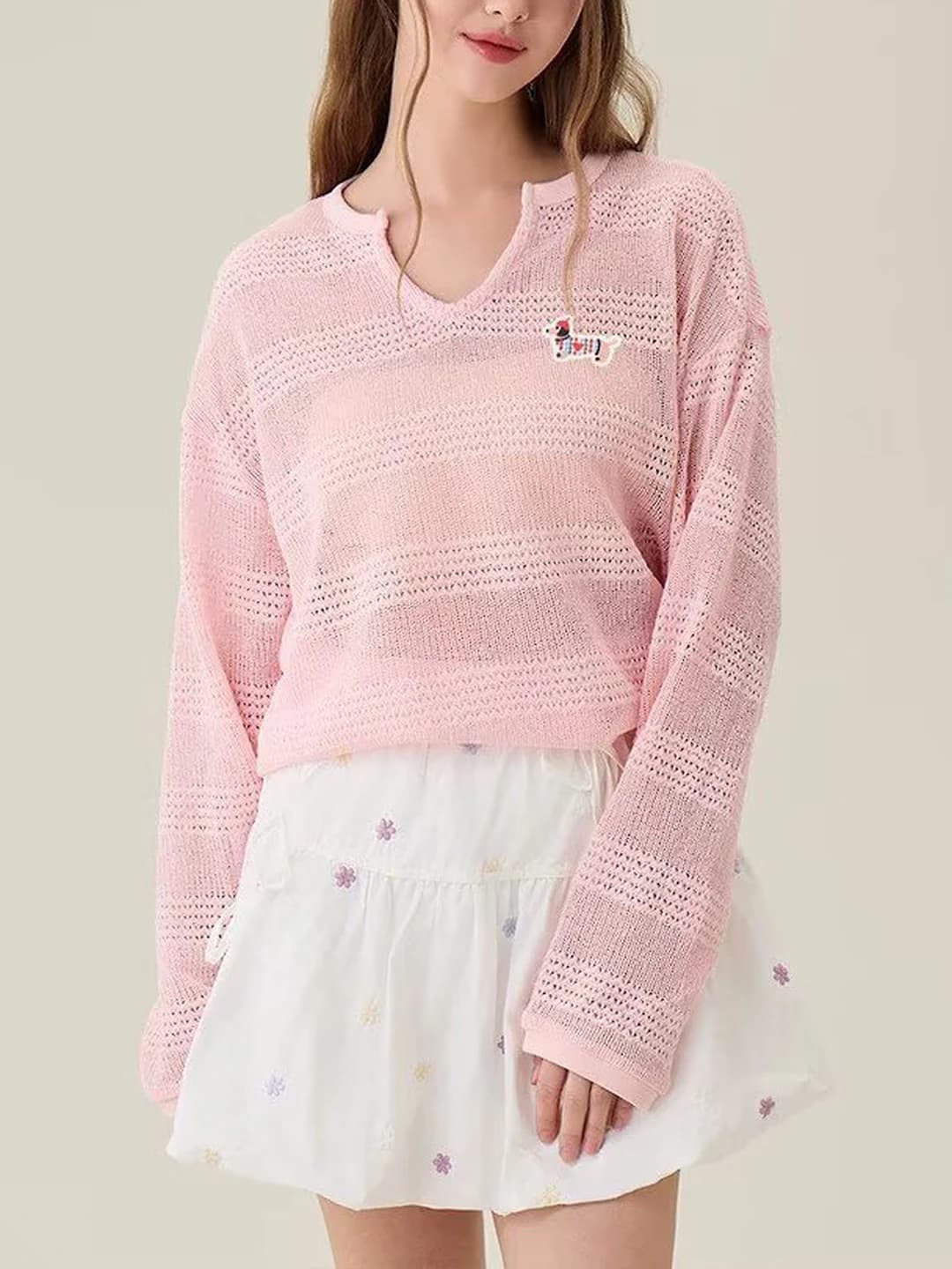 Ayollar uchun kashtali to'qima top: uzun yengli, bo'sh (oversize) kesim, qaytarma yoqa, bir rangli, kundalik uslub