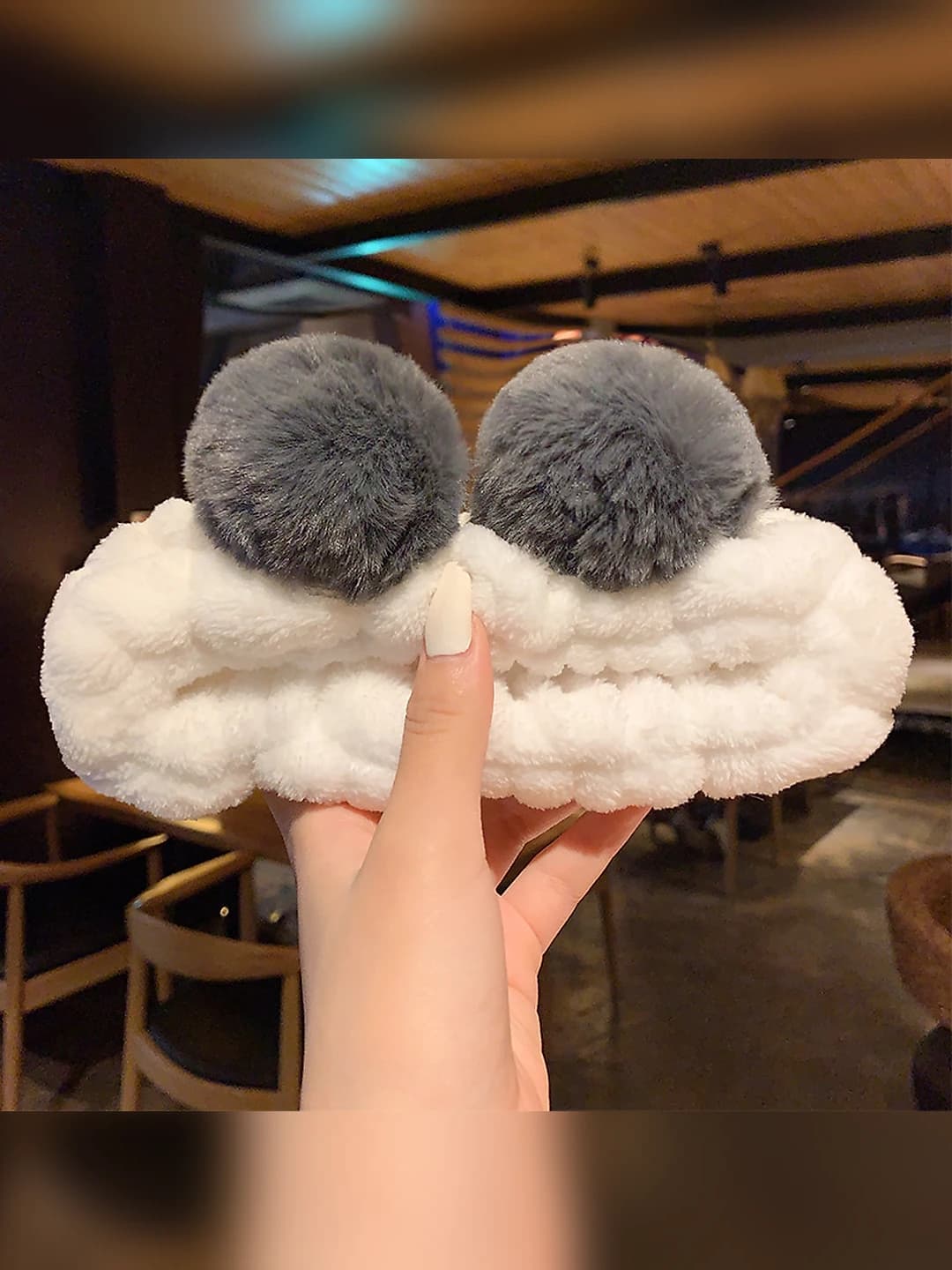 31# Black pom-pom Q