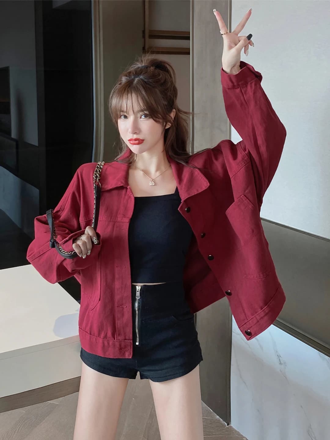 Ayollar uchun past bo'ylilar uchun qizil rangli kurtka, koreys uslubida, bir rangli, bo'sh (oversize) kesim, uzun yeng, qaytarma yoqa, kalta