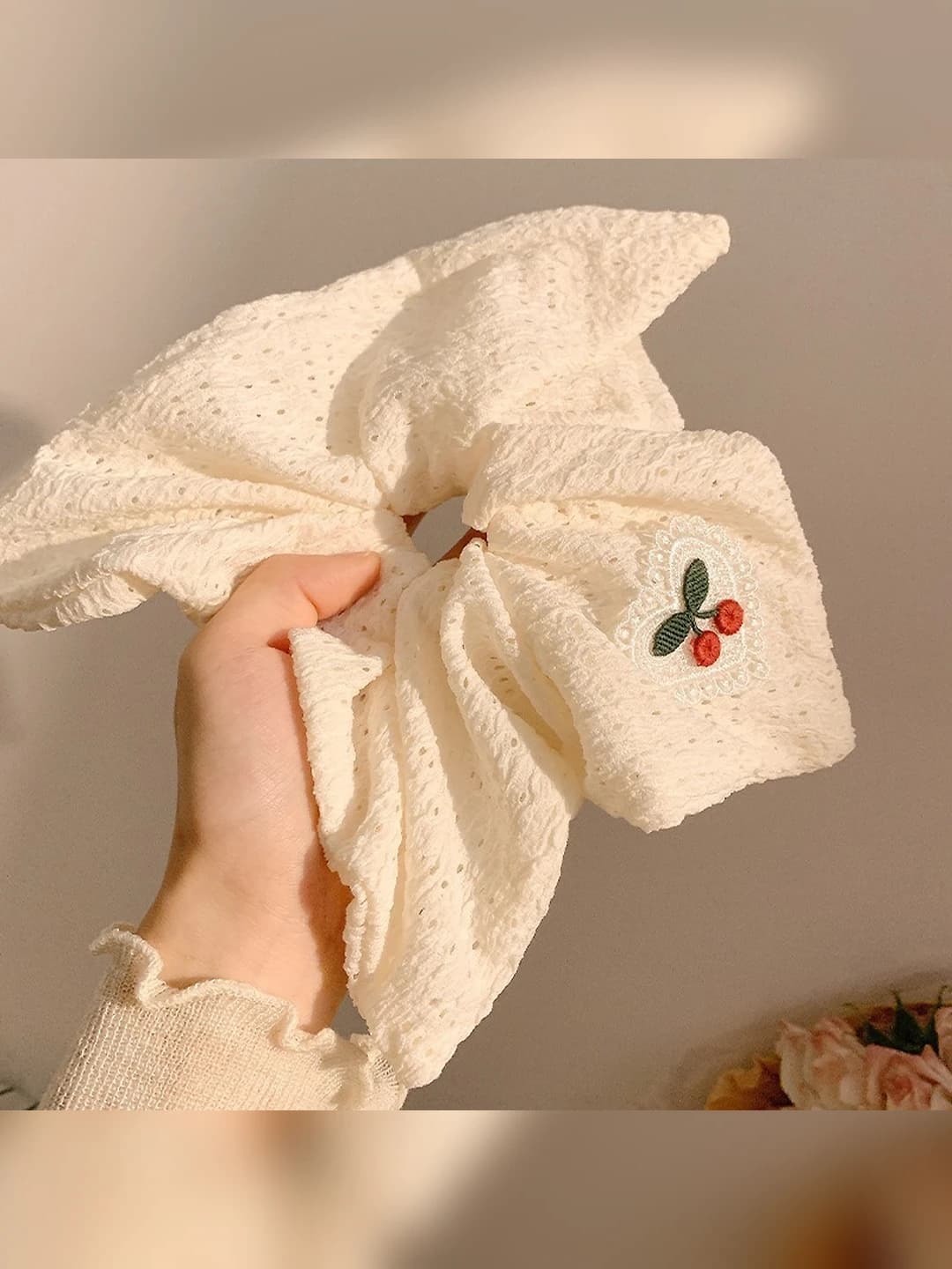 Молочный вишнёвый вышивка 22cm