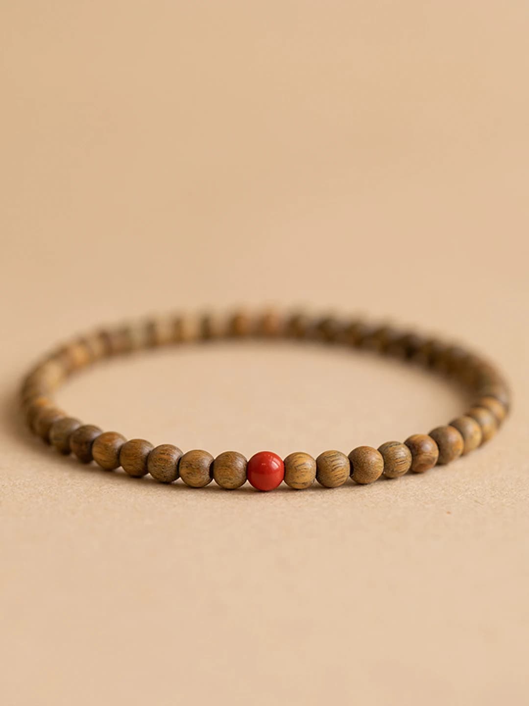 Yashil sandalwood bilakuzuk, cinnabar