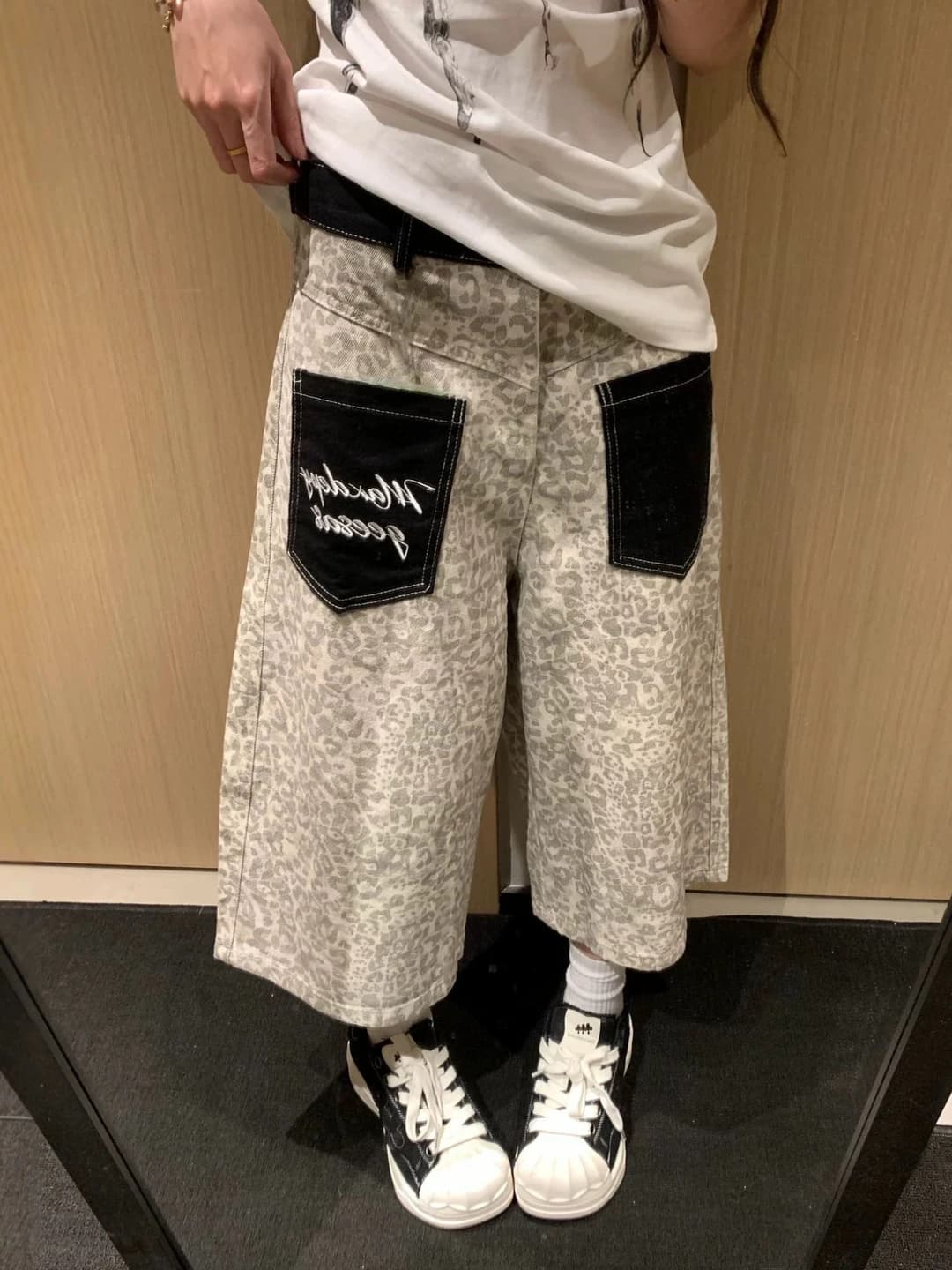 Ayollar uchun yozgi retro uslubdagi bo'sh (oversize) jinsi shorti, uch chorak shim, baland bel, to'g'ri kesim, jipsi mato