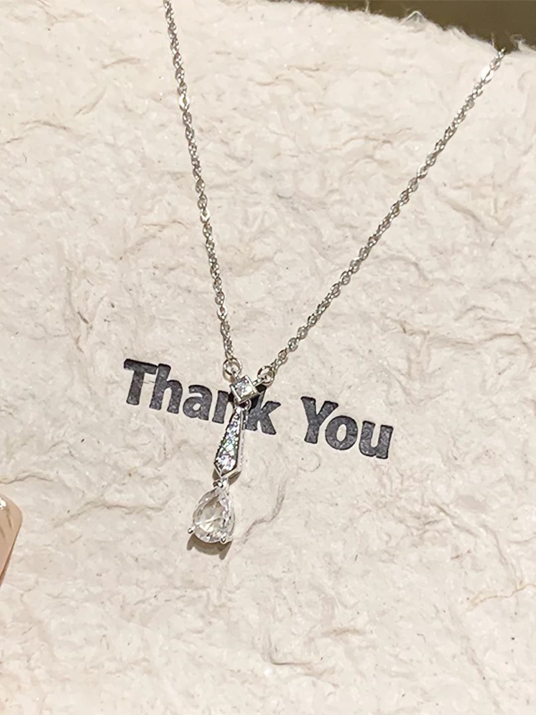 Women's short chain necklace with geometric teardrop pendant, 925 silver color