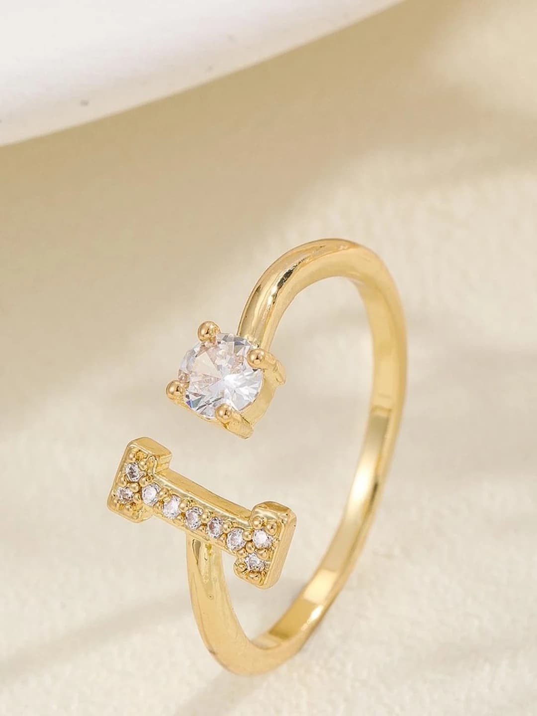Gold letter I