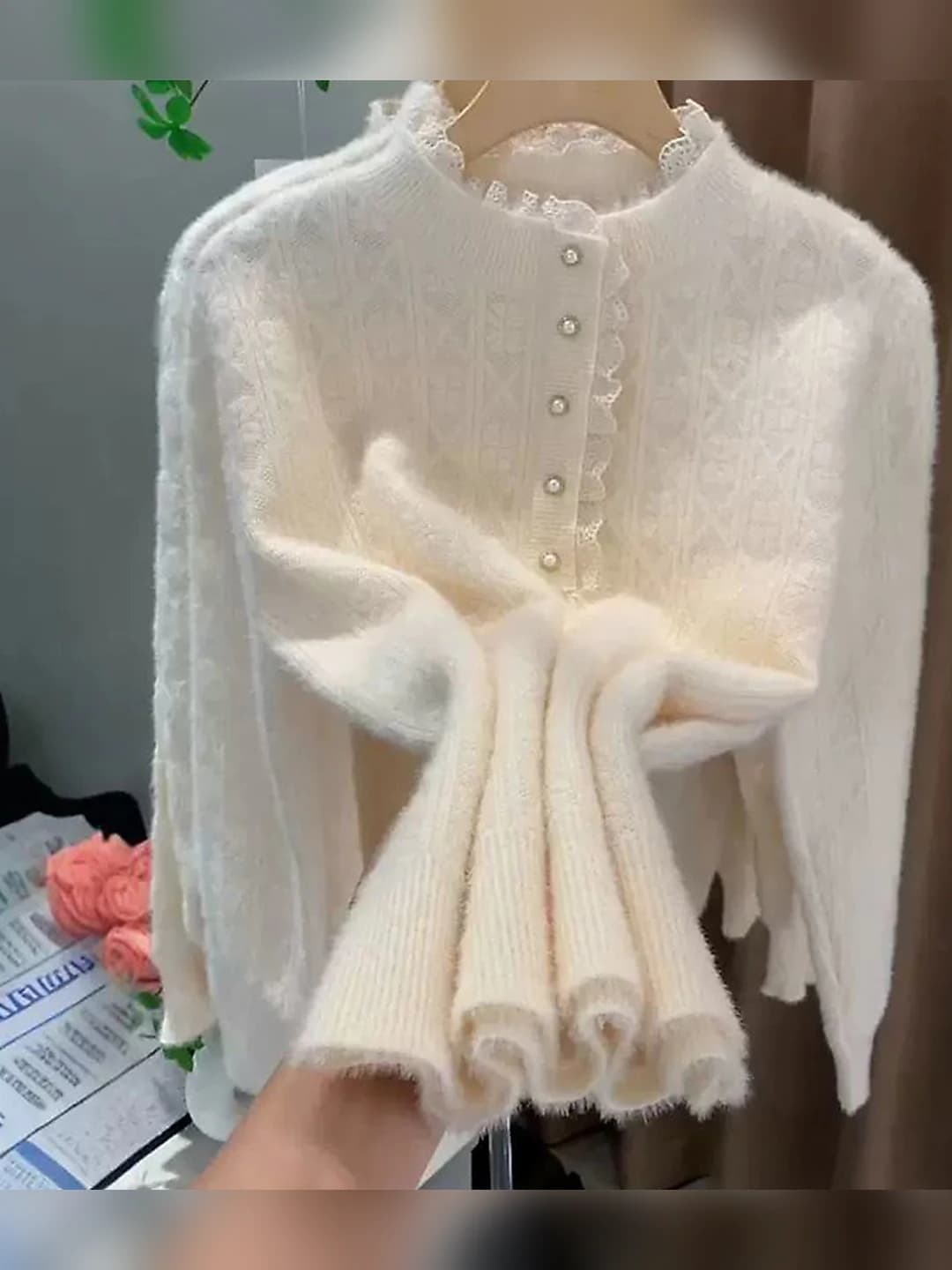 Ayollar uchun yarim baland yoqali dantel va trikotaj sviter, kuz-qish uchun bir rangli, bo'sh (oversize) kesimli, uzun yengli, kalta trikotaj sviter