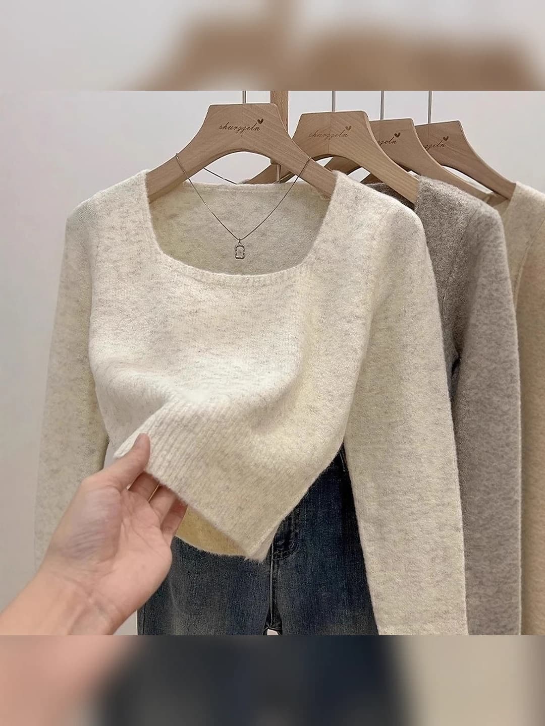 Ayollar uchun kuz-qish uzun yengli, kalta, bo'sh (oversize) kesimli, bir rangli, yoqasi kvadrat shakldagi, alpaka junli trikotaj sviter
