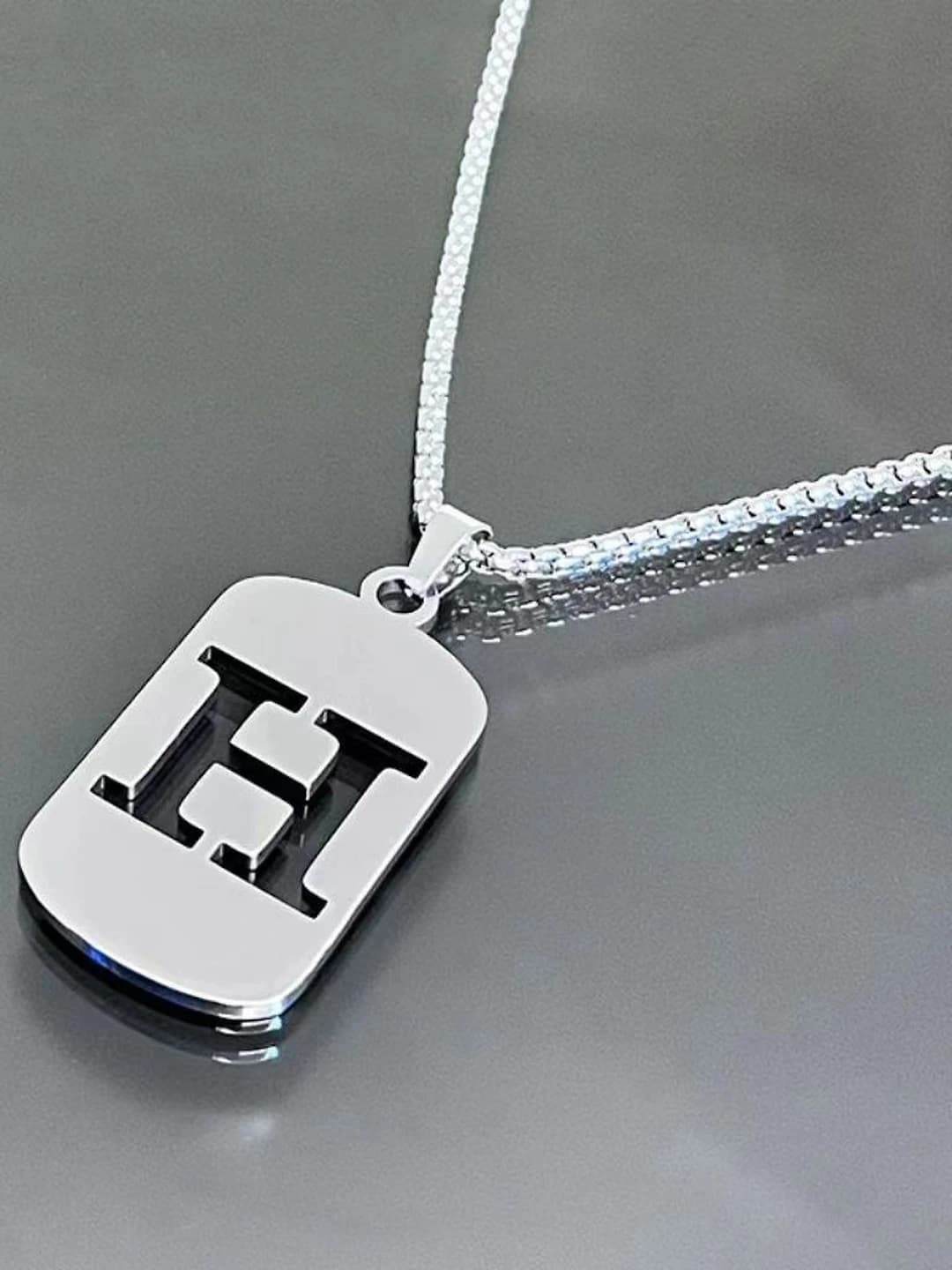 Цепь с буквой H из титановой стали