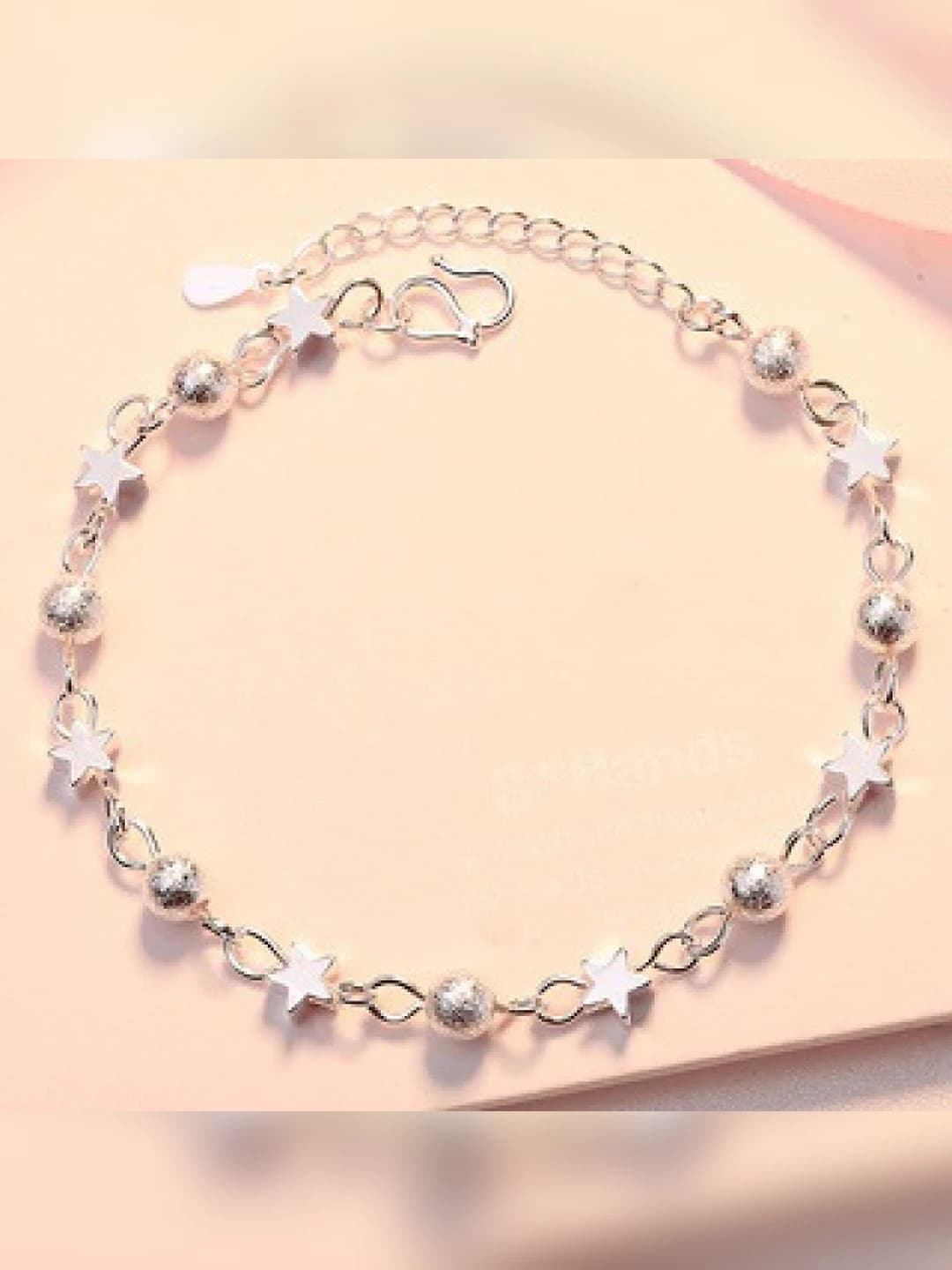 Yulduz va zarrali kumush bilakuzuk