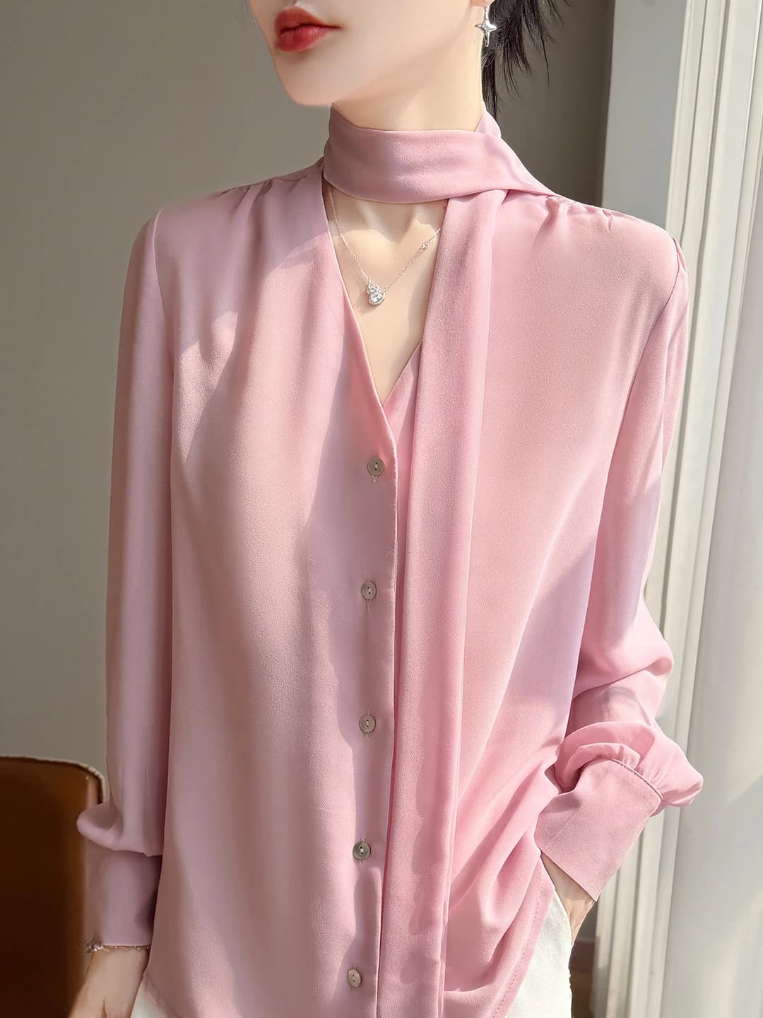 Ayollar uchun 2026 bahor-yoz chiffon bluzka, V-yoqa, uzun yeng, bo'sh (oversize) kesim, bir rangli
