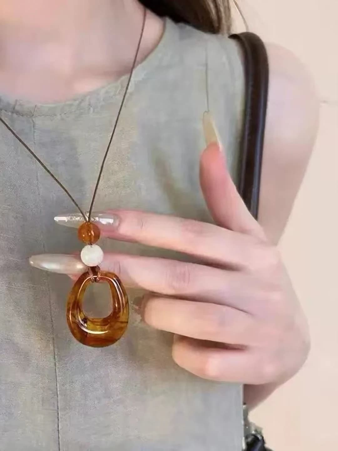 Long amber oval ring pendant necklace for women, 2026 summer new style, new Chinese ethnic style, resin material