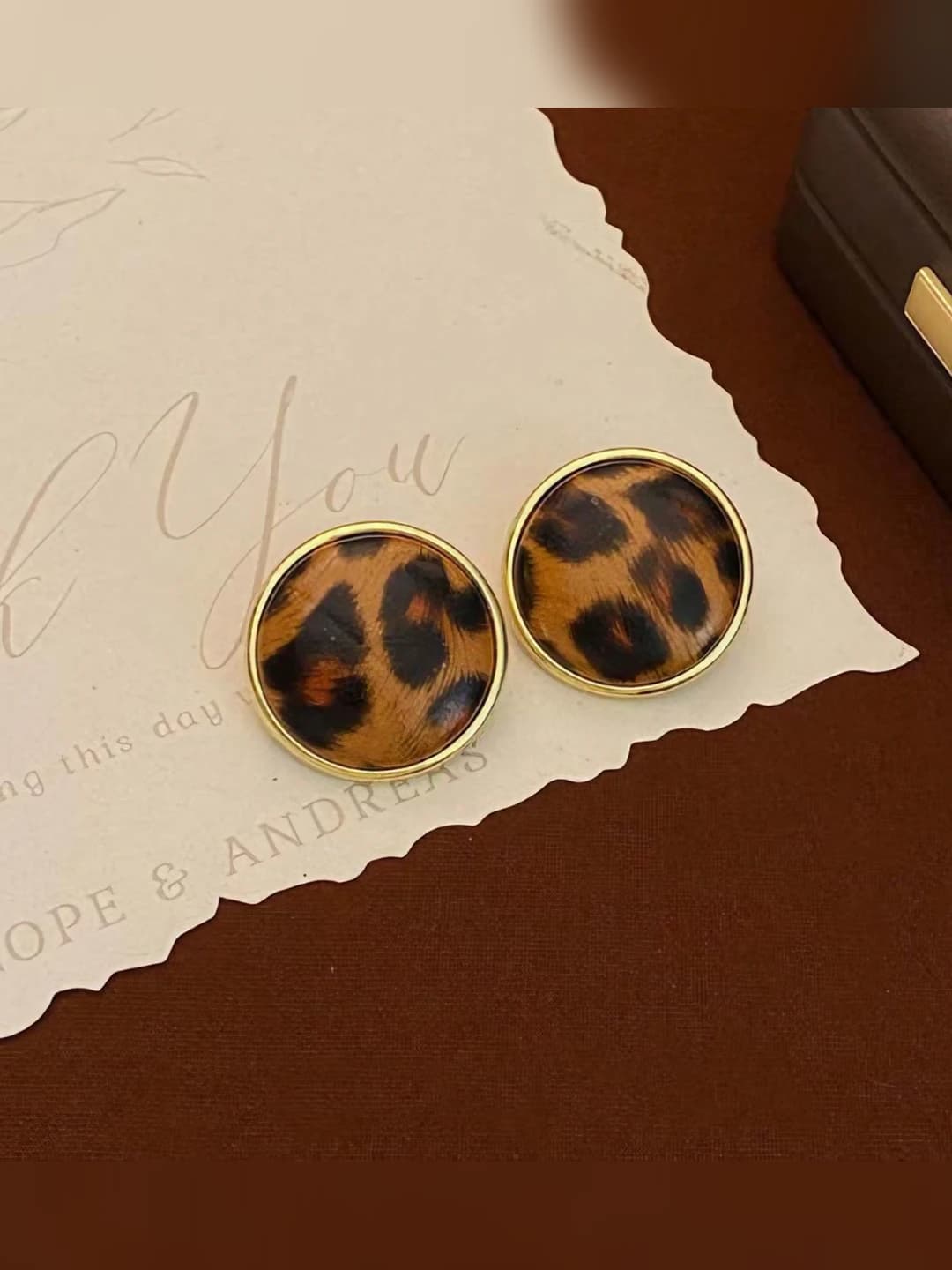 20# Round leopard studs