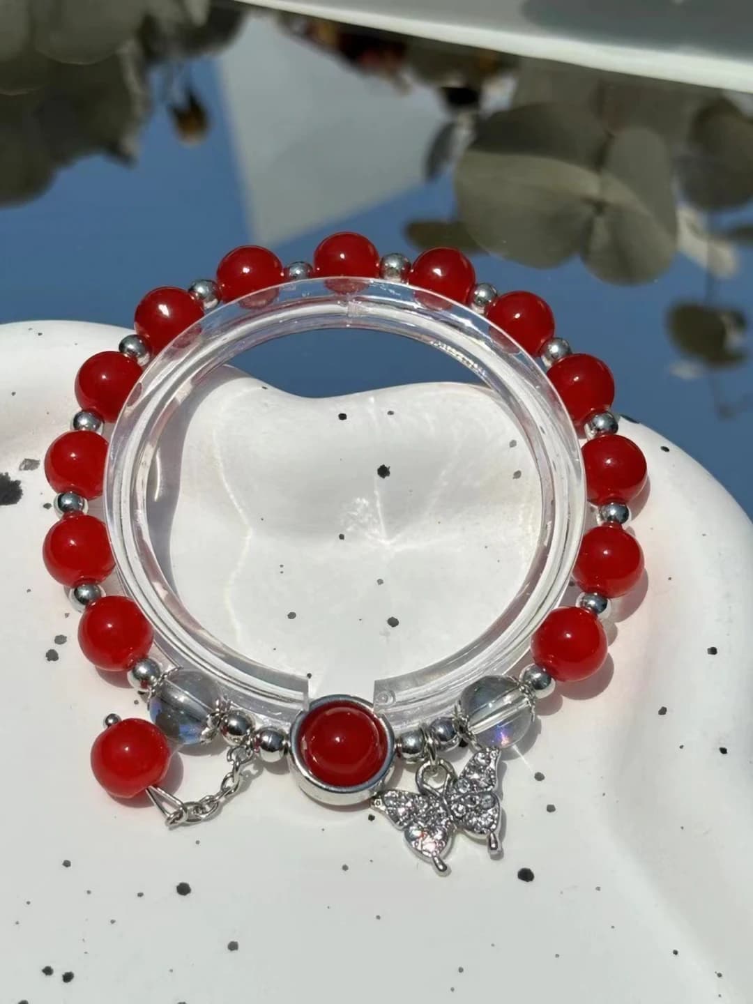 Красная бабочка