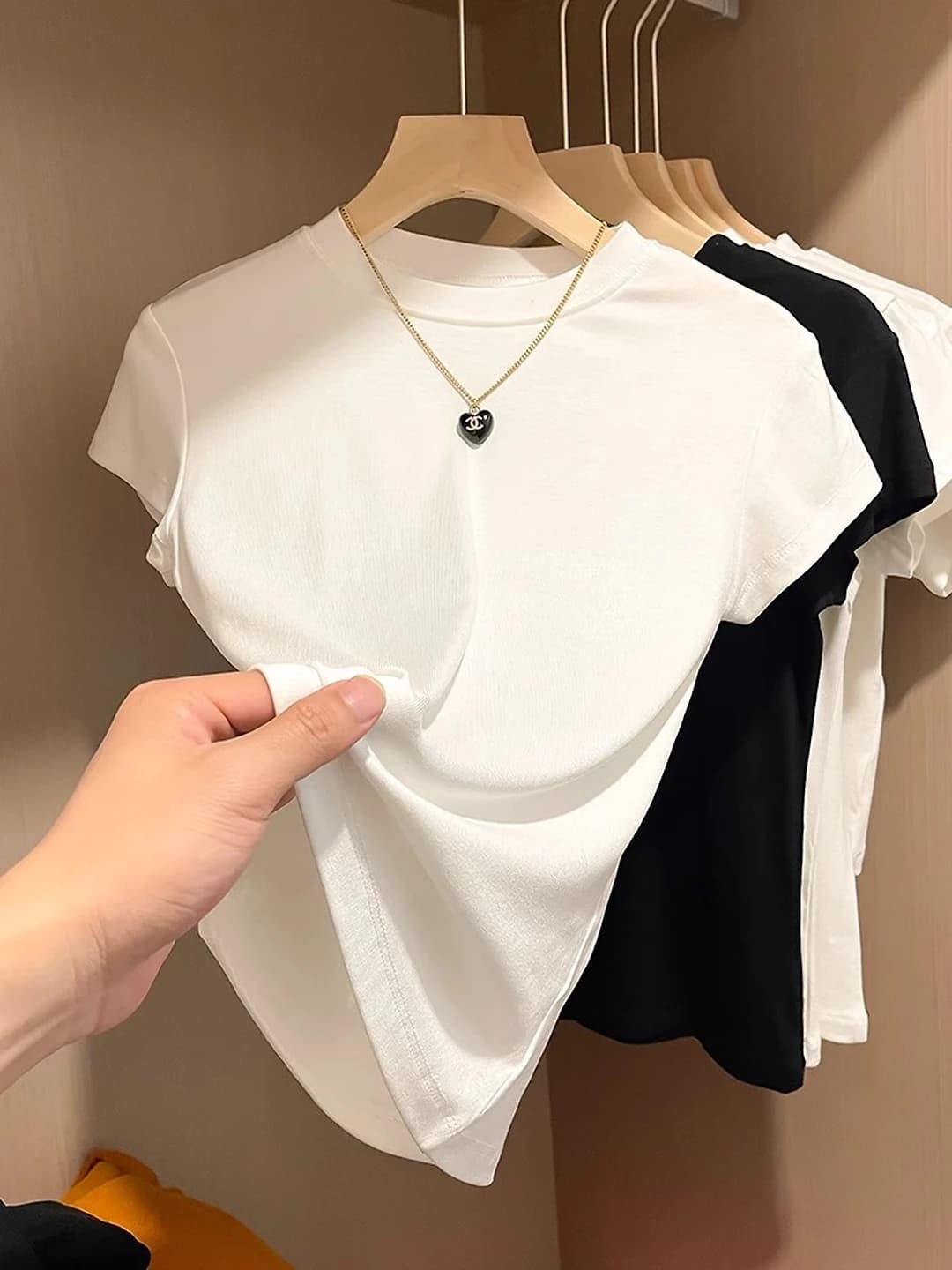 Women's white short-sleeve slim fit crew neck t-shirt for summer