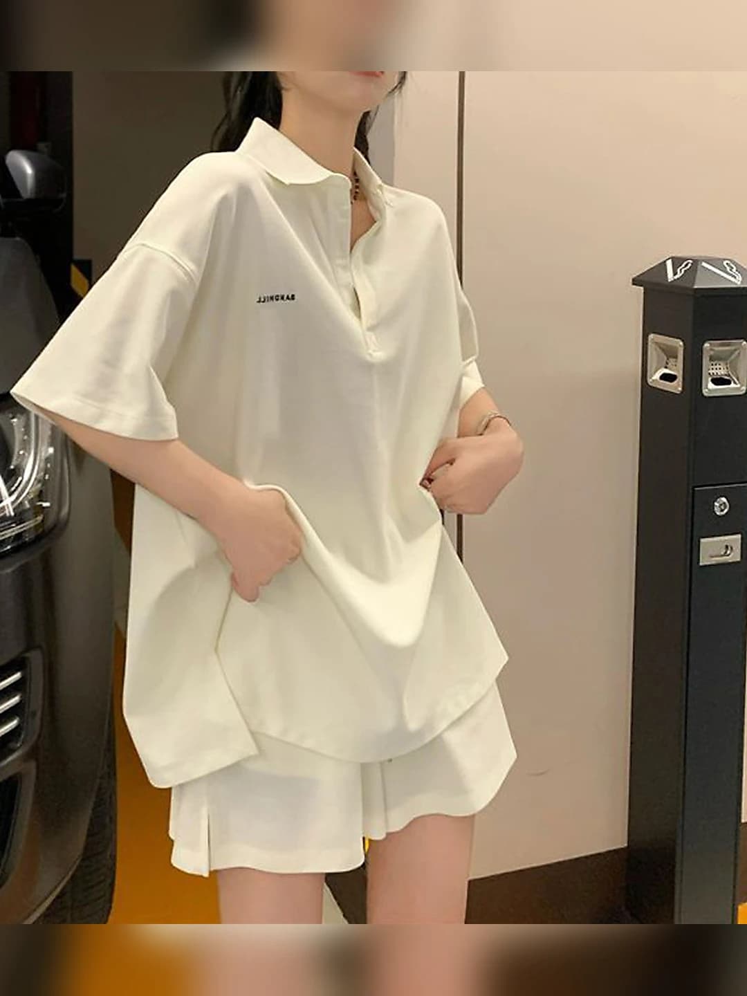 Ayollar uchun yozgi sport kostyumi: bo'sh (oversize) polo futbolka va kalta shorti to'plami