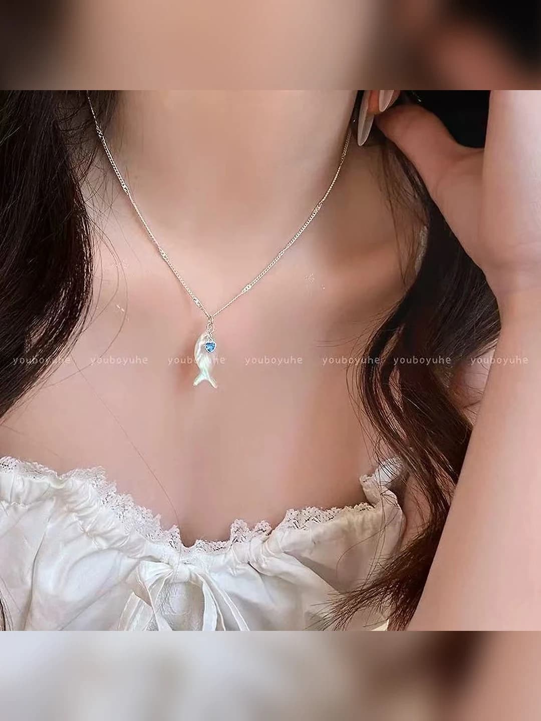 White chain small fish necklace
