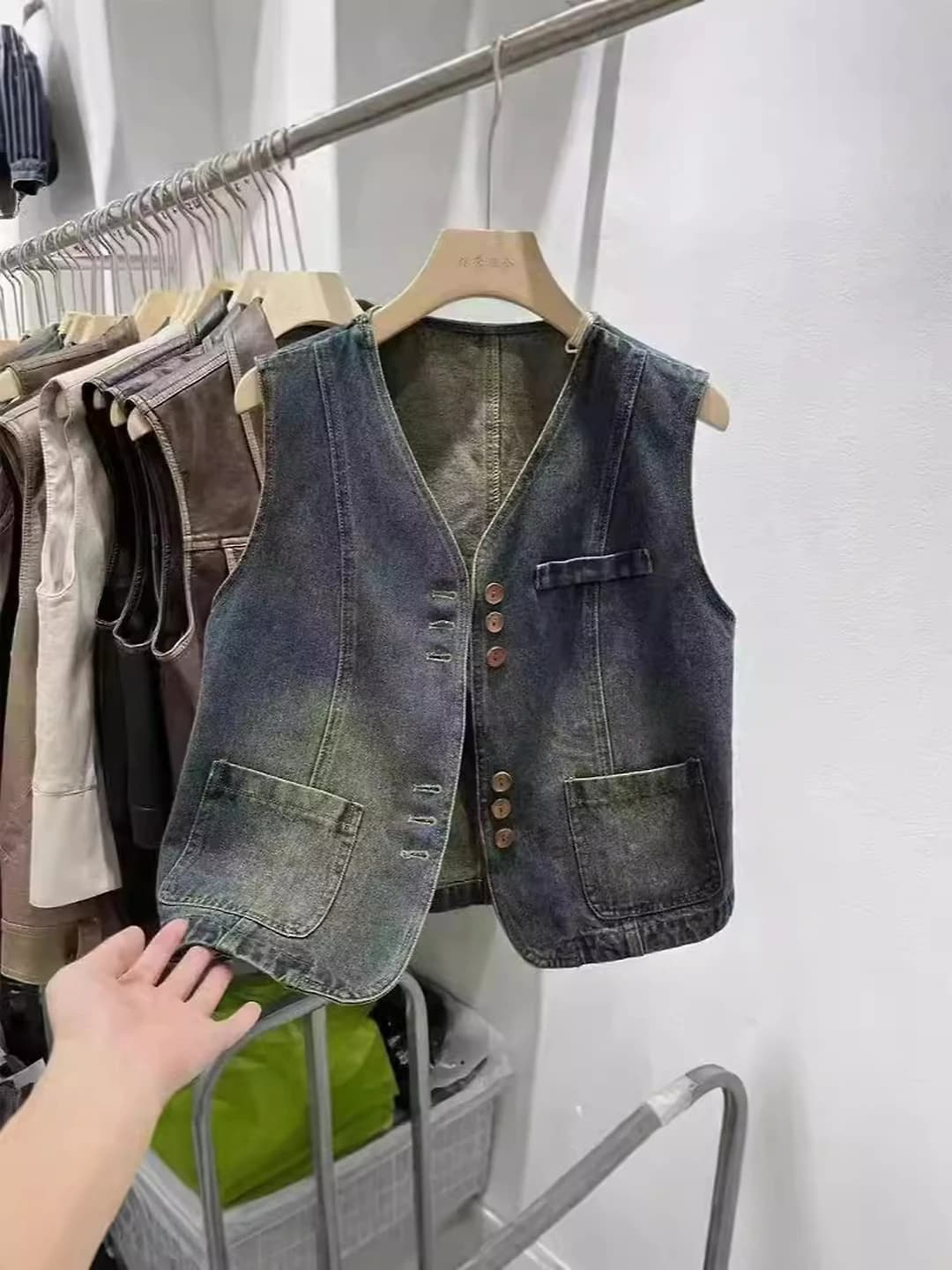 Women's 2026 retro sleeveless denim vest with V-neck, cropped, loose fit, washed vintage style