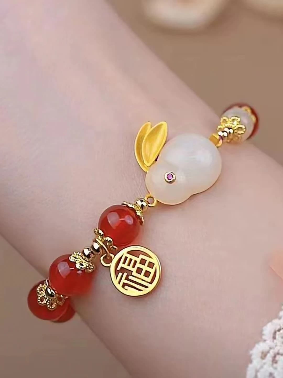 Красные бусины jade кролик браслет
