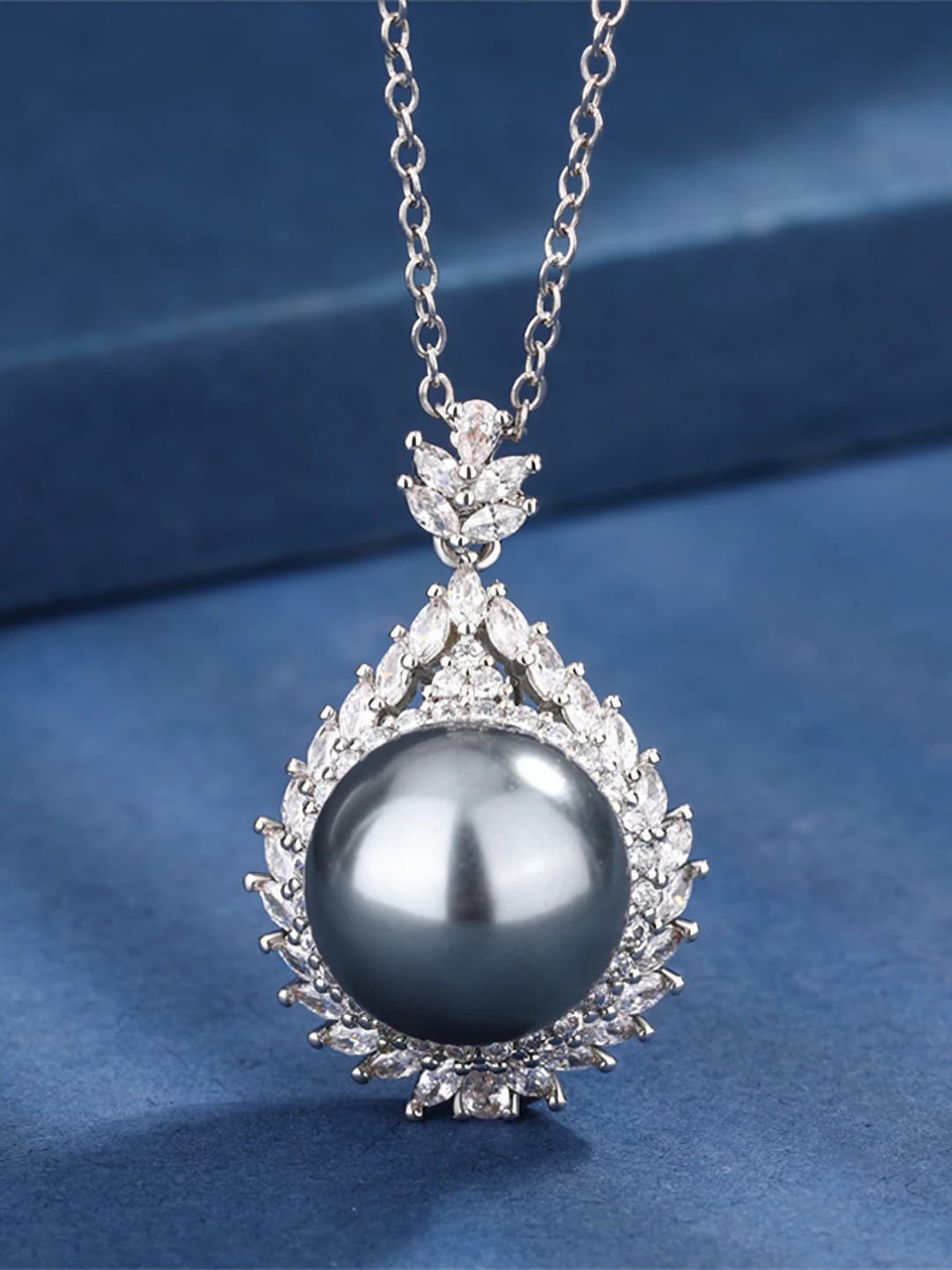 Grey pearl, cross chain
