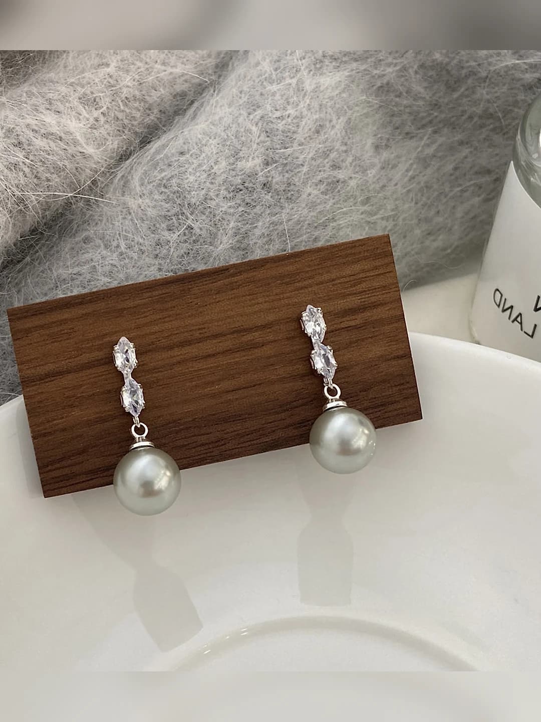 Grey pearl zircon pearl