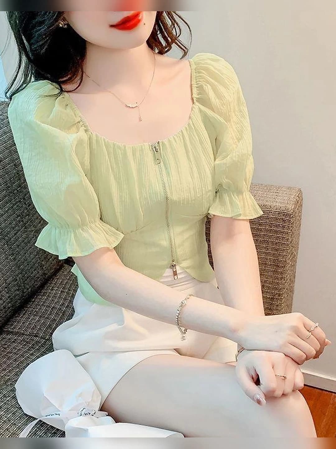 Ayollar uchun yozgi kalta yengli, kalta, tanaga yopishgan, V-yoqali, puf yengli bluzka