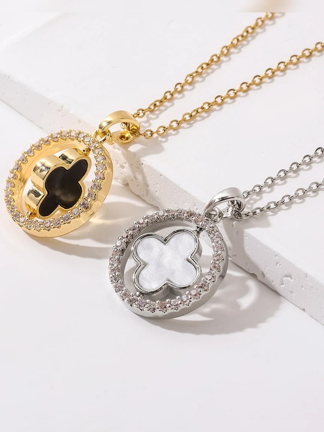 Women's short necklace in titanium steel with rotating two-sided four-leaf clover pendant with zircon, O-link chain, black and white