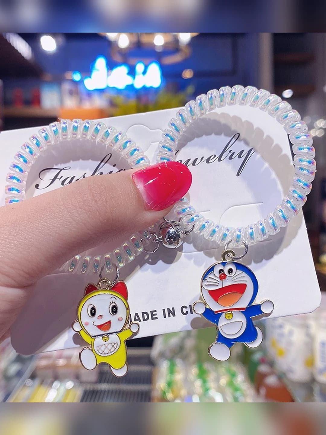 Yuguruvchi Doraemon shaklidagi simli quloqchinlar (juft)