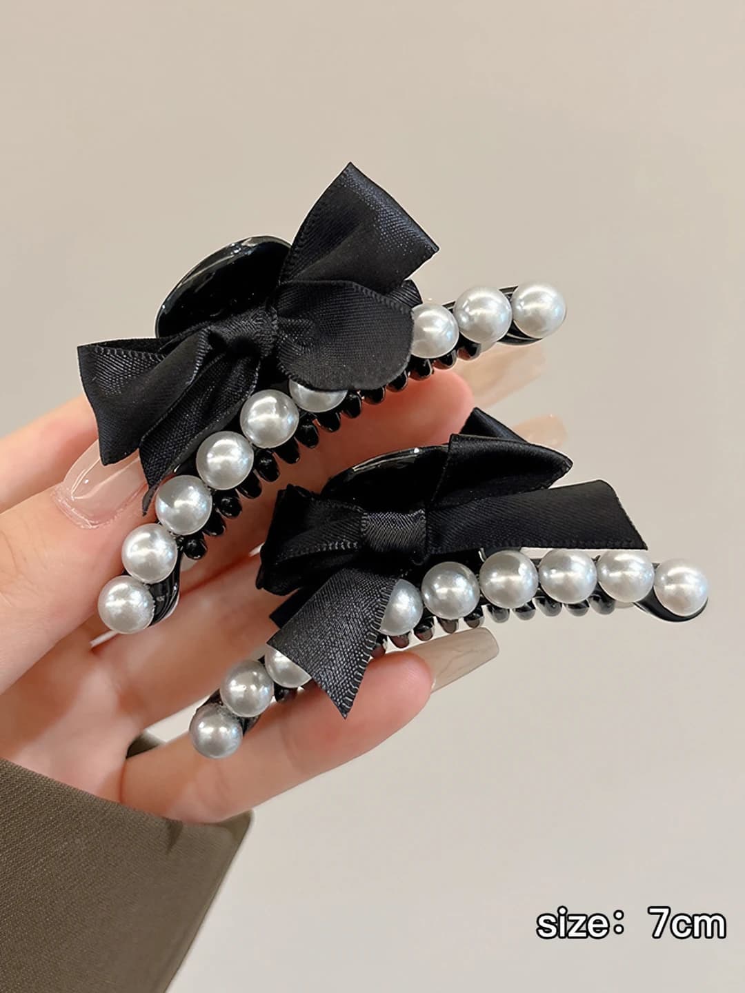 Black pearl bow, 1 pair