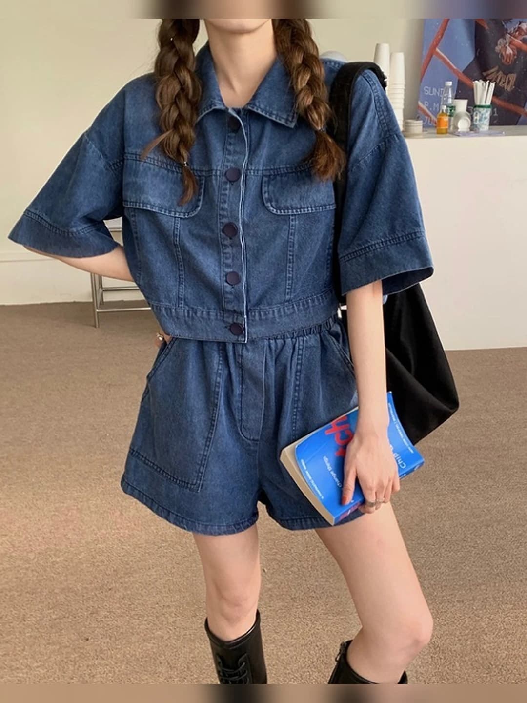 Ayollar uchun yozgi denimga asoslangan ikki qismli to'plam: kalta yengli ko'ylak-shirt va kalta shim, katta o'lcham