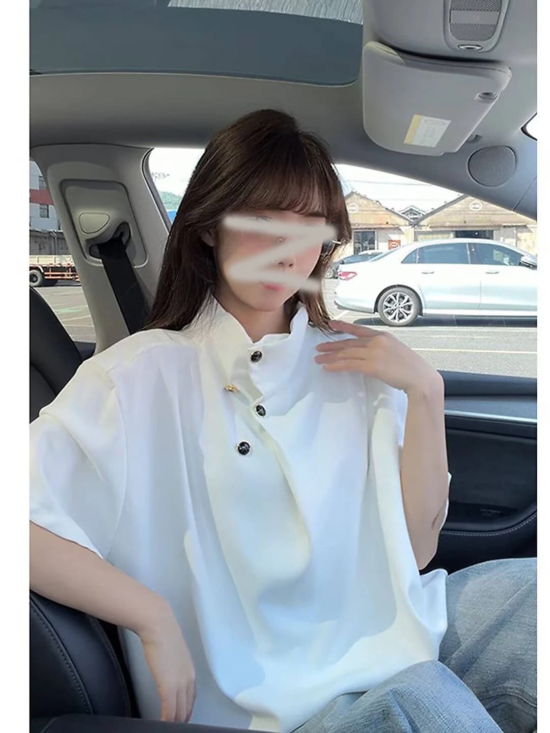 Ayollar uchun yozgi oq polo ko'ylak, koreys uslubida, bo'sh (oversize) kesim, nozik ko'rsatadigan, o'rta-uzun, kalta yeng, qaytarma yoqa