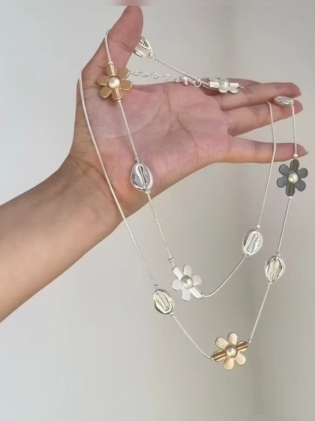 Металлическое цветочное ожерелье