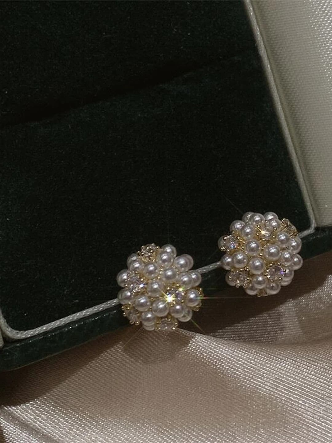 Women's zircon and pearl flower mother-of-pearl earrings, simple and fashionable design element