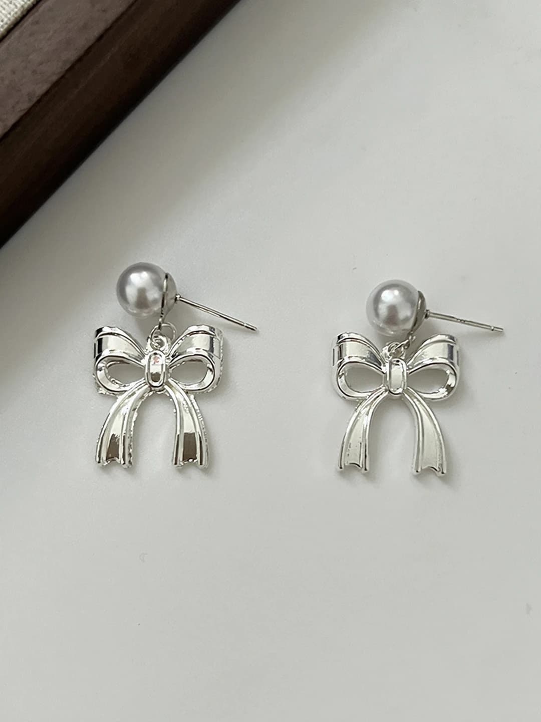 Women's metallic bow and pearl stud earrings with 925 silver posts