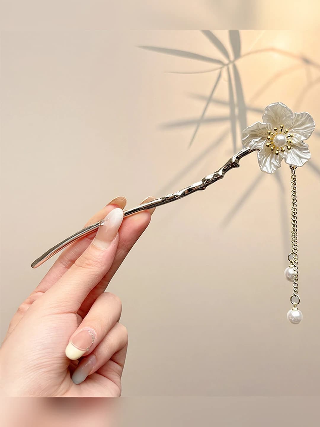 Gold shell flower tassel hairpin