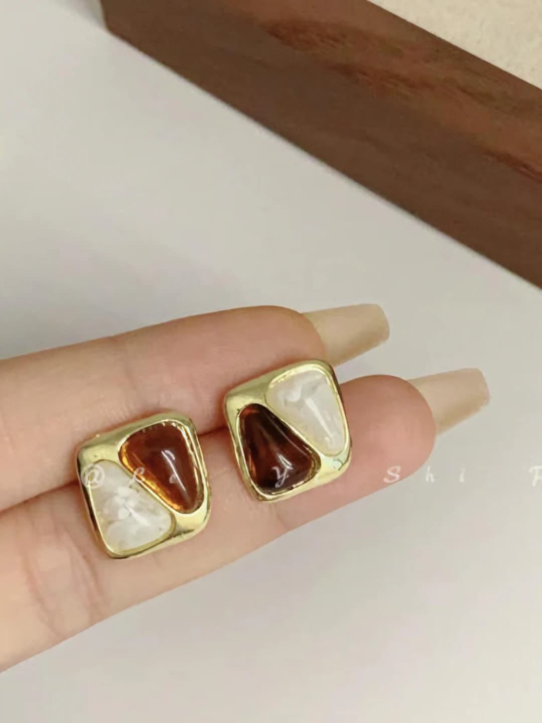 59# Colorful amber tone studs