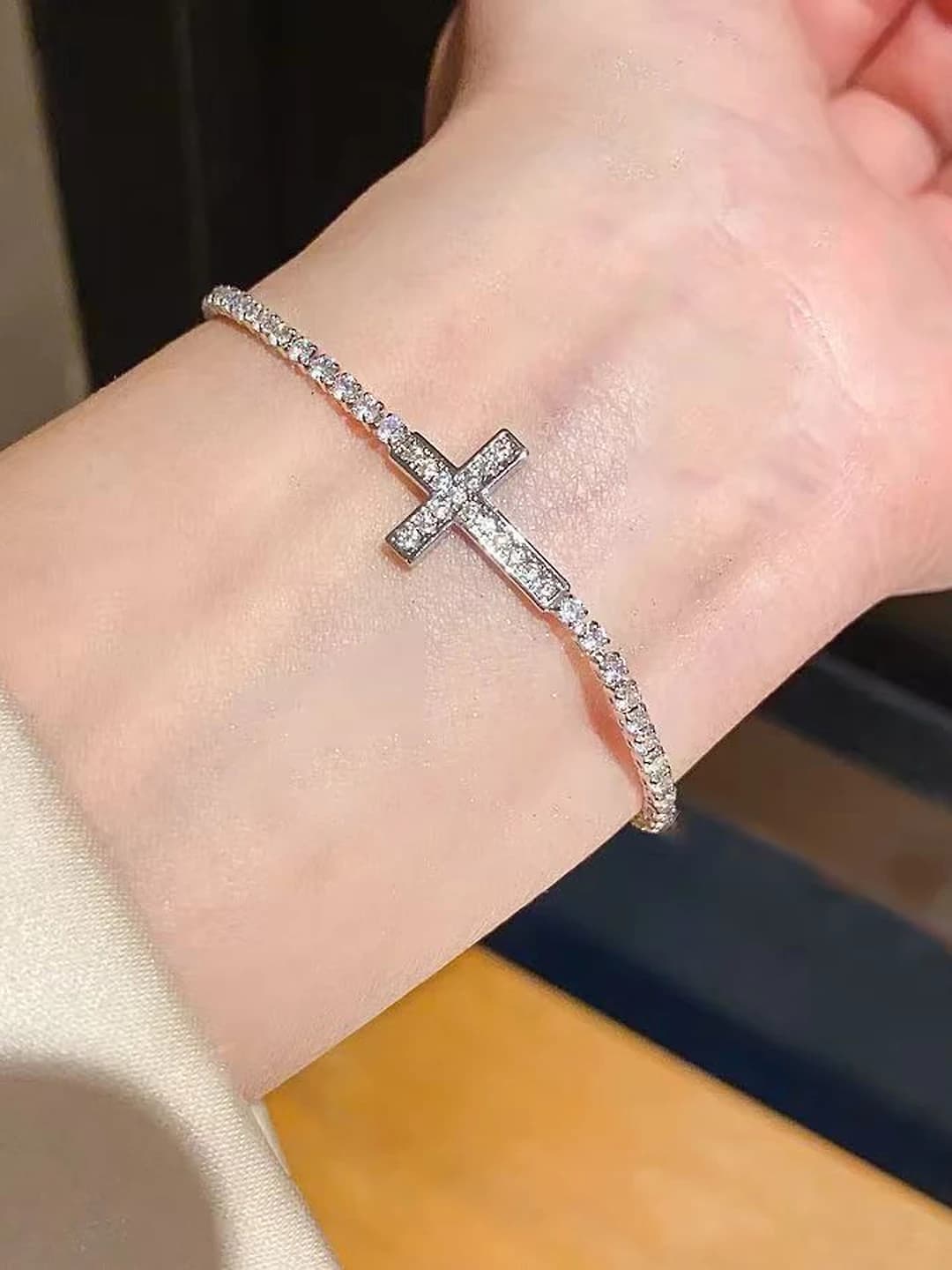 Серебристый
