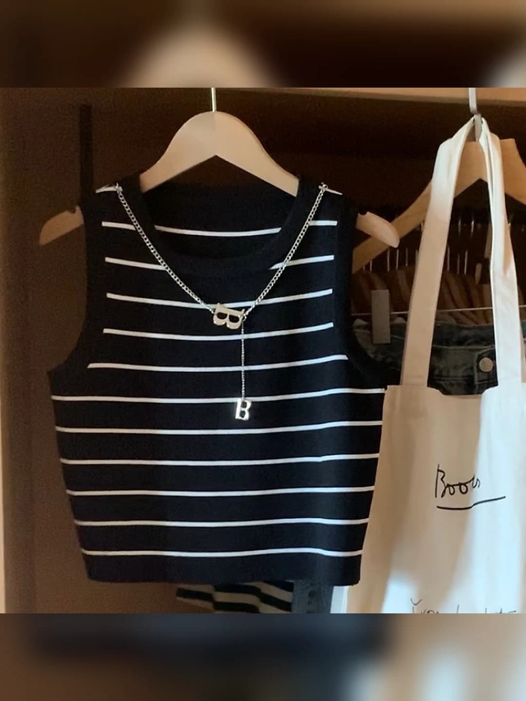 Black, no necklace