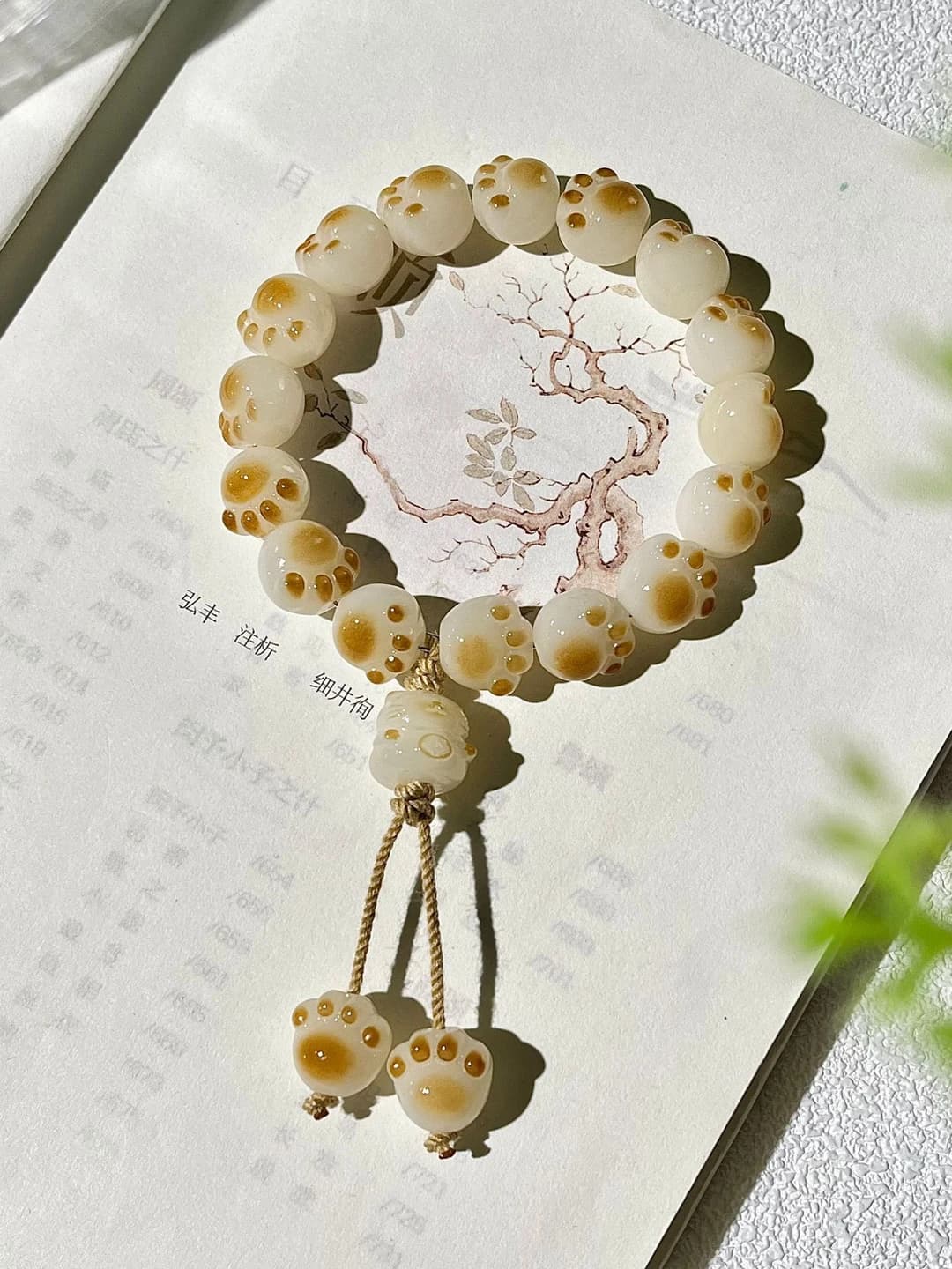 Creamy white cat pendant