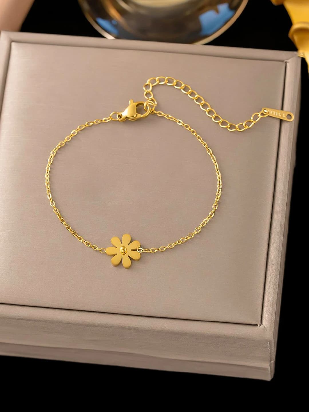 Daisy, gold