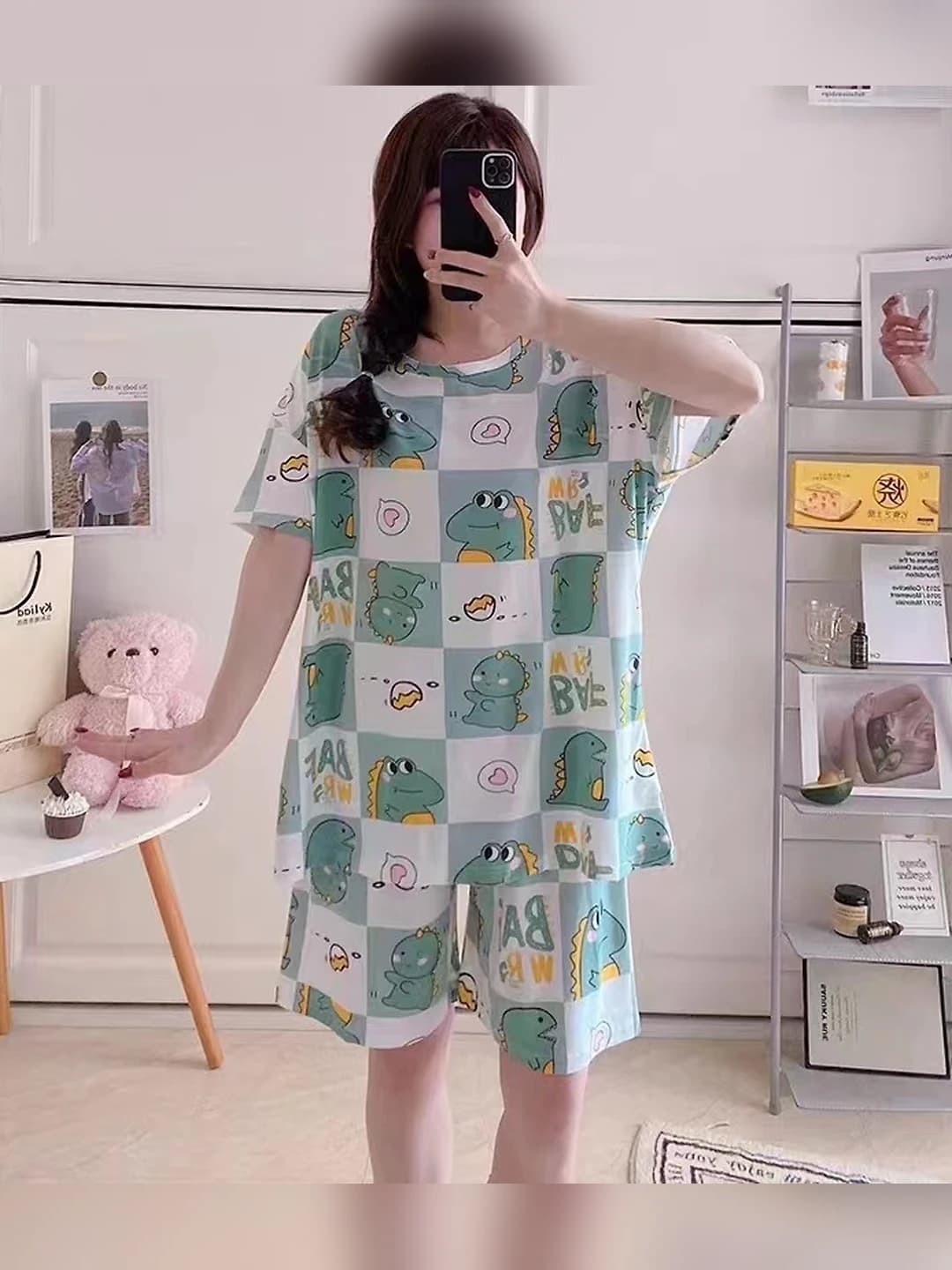 Ayollar uchun yupqa, bo'sh (oversize) kalta yengli pijama to'plami (shorti), dumaloq yoqa, elastik, havo o'tkazuvchan, to'rt mavsum uchun
