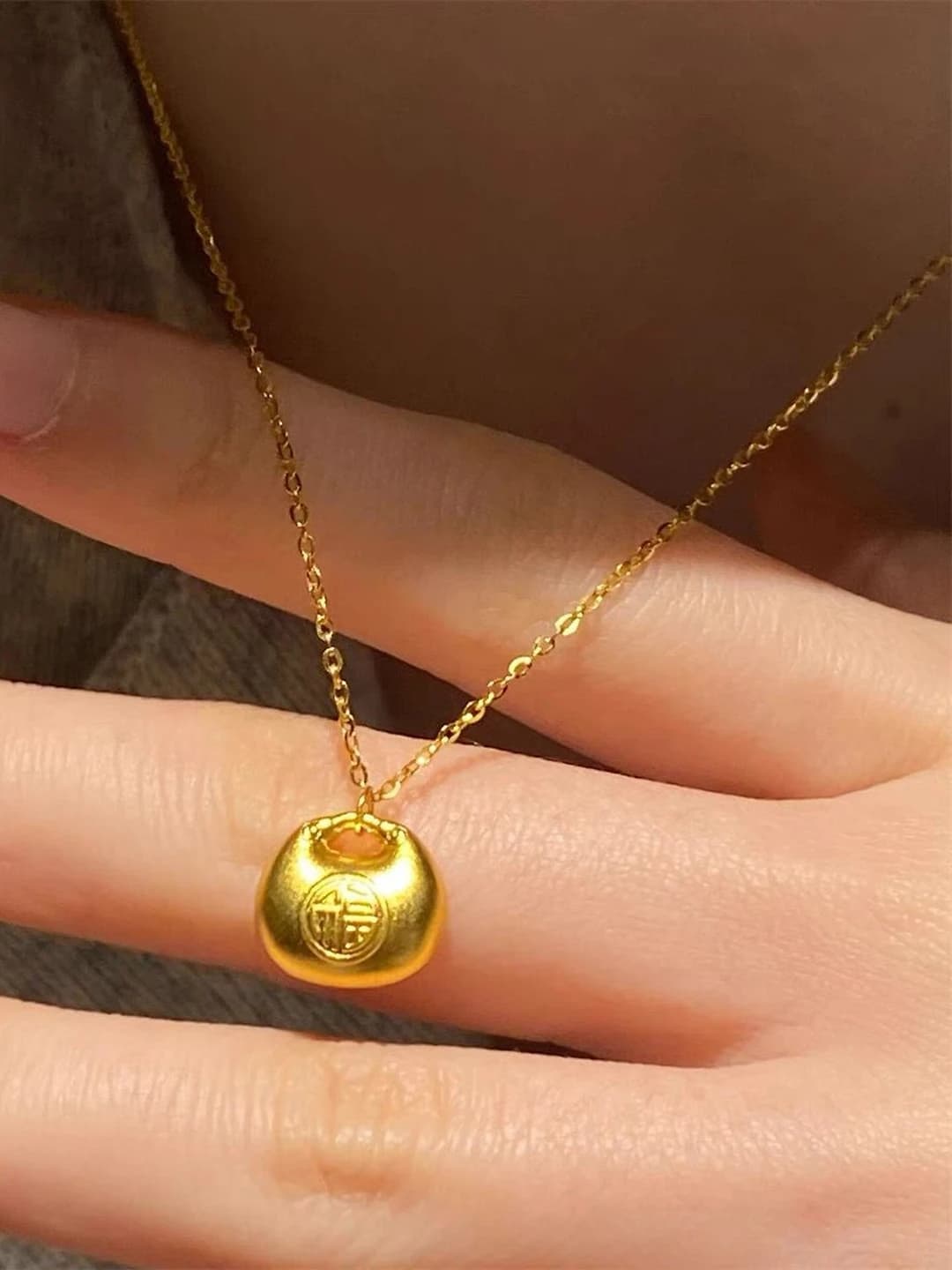 Women's white simple natural style small pendant necklace