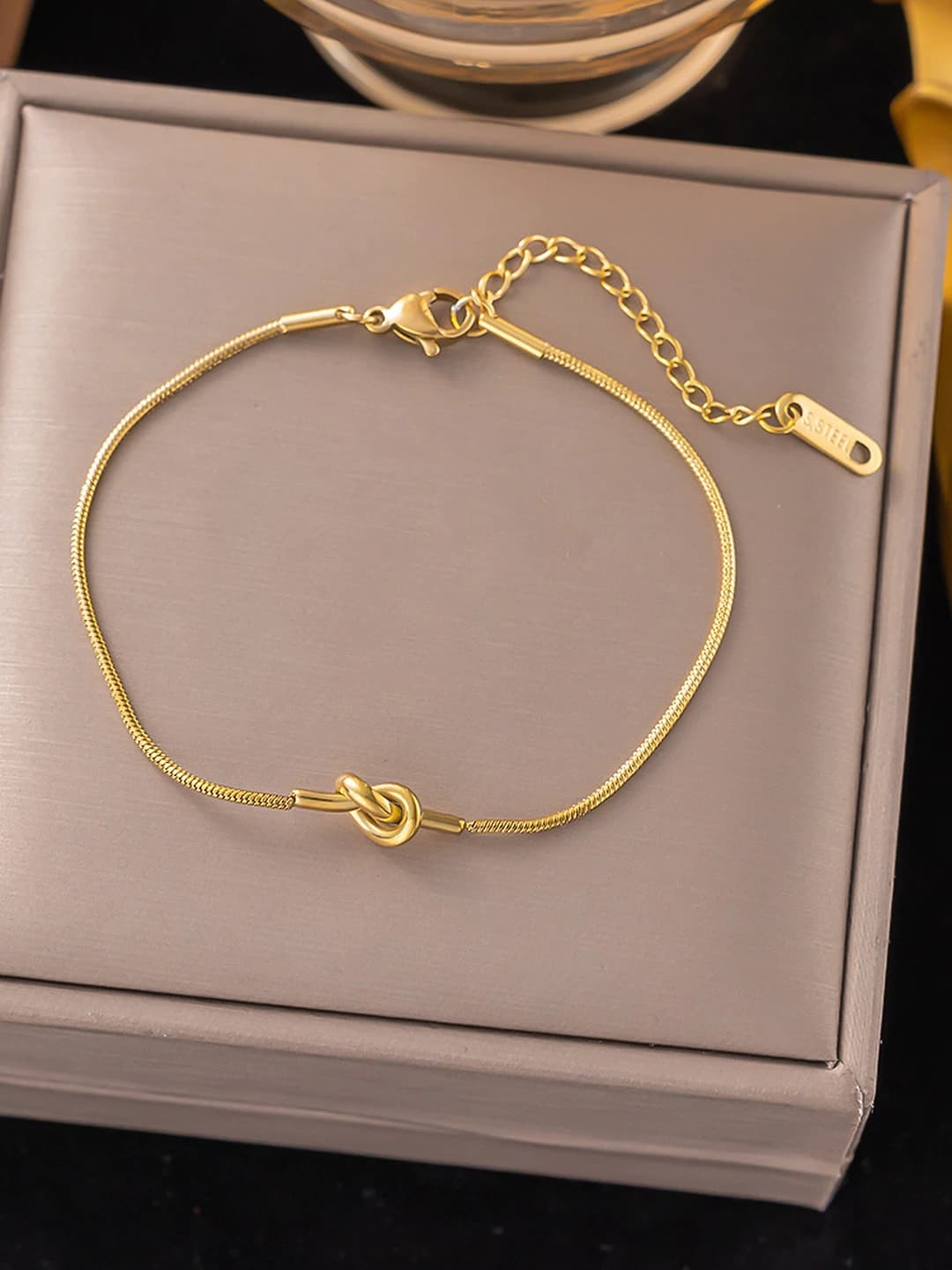 Knotted chain, gold