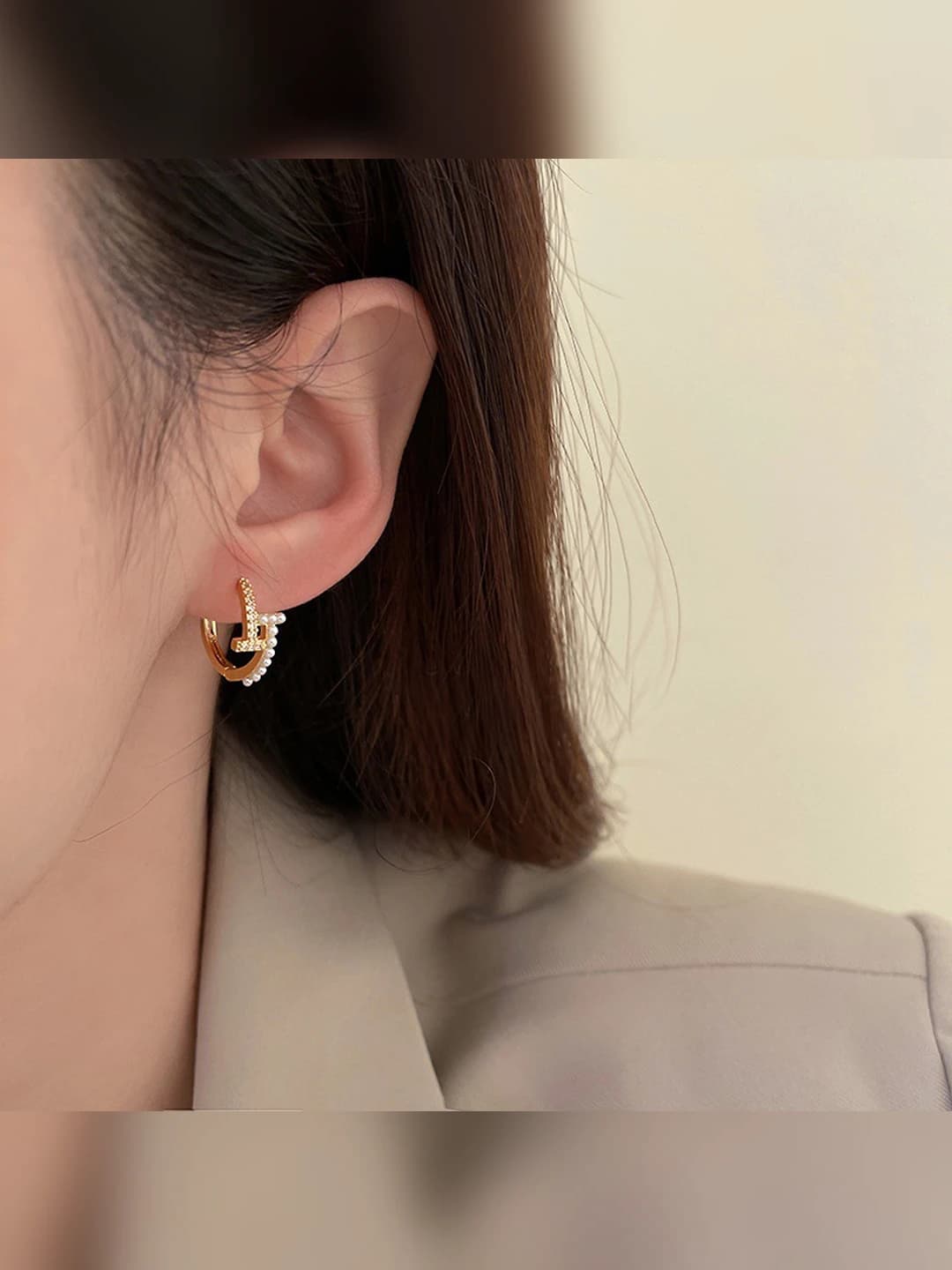 Women's French retro style small pearl earrings with zircon, compact design for office and daily wear