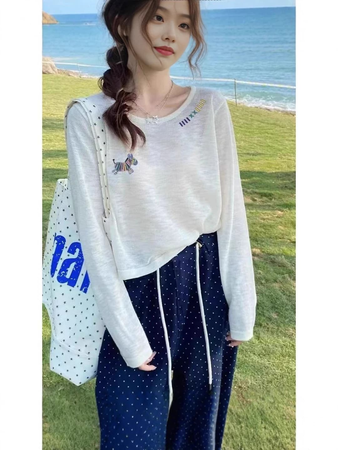 Ayollar uchun yozgi quyoshdan himoyalovchi muz-ipak mato uzun yengli longsliv, oq rang, kashtali naqsh, bo'sh (oversize) kesim