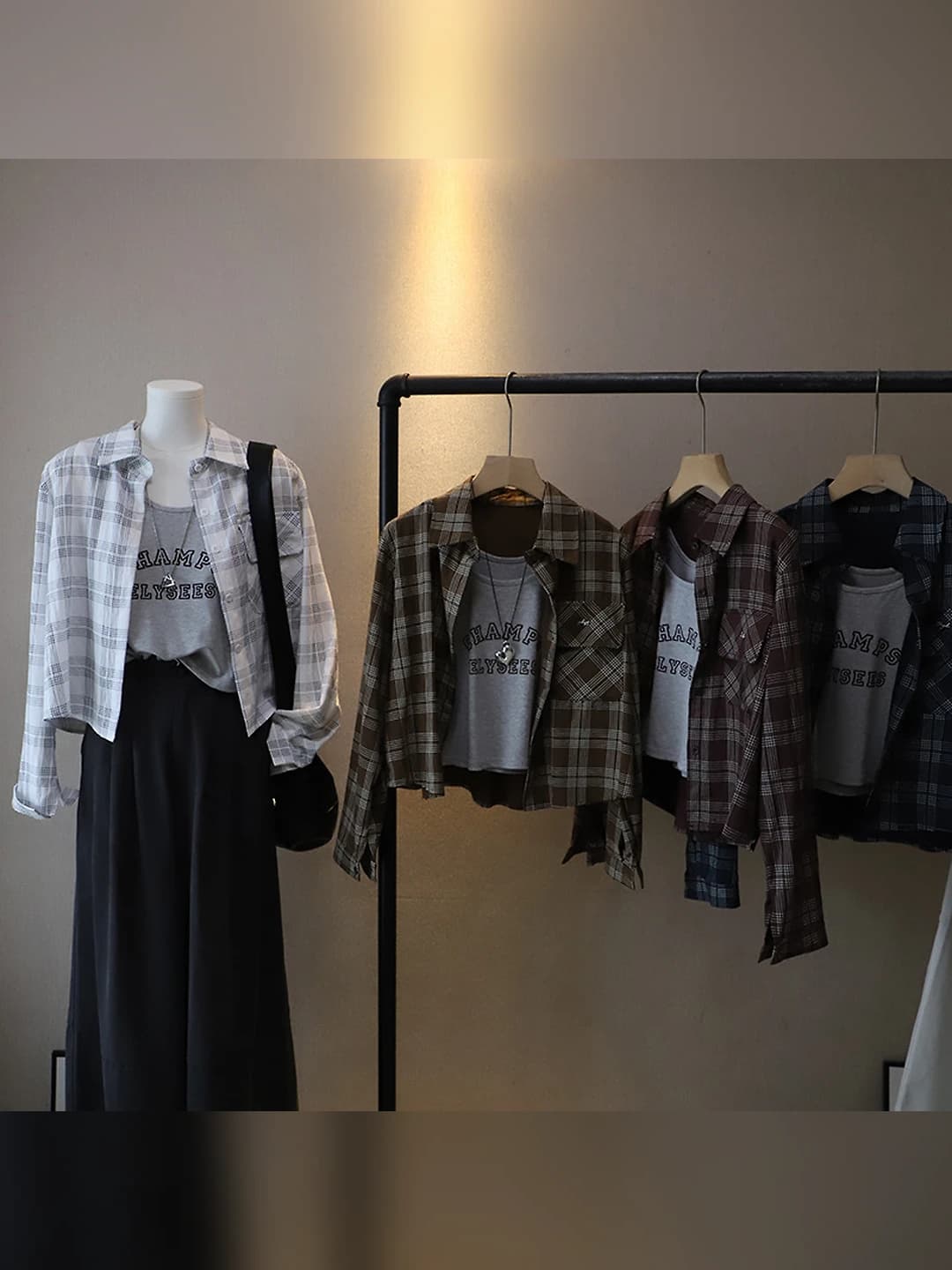 Ayollar uchun 2026 kuzgi koreys uslubida kundalik ikki qismlik to'plam: katak naqshli uzun yengli ko'ylak-shirt va harflar mayka, bo'sh (oversize) kesim, paxta va zira mato